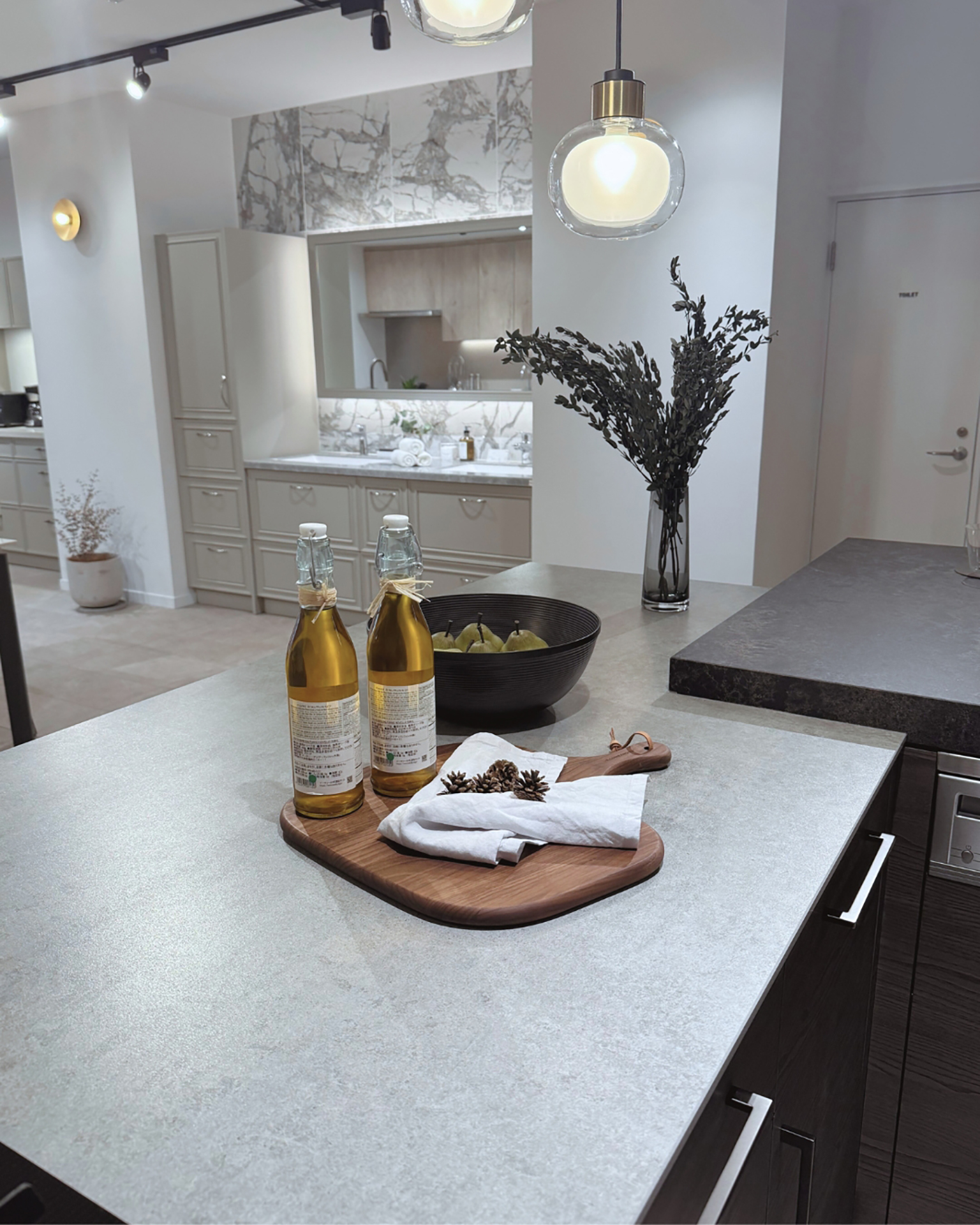 写真:ダークな北欧スタイルのL型キッチン