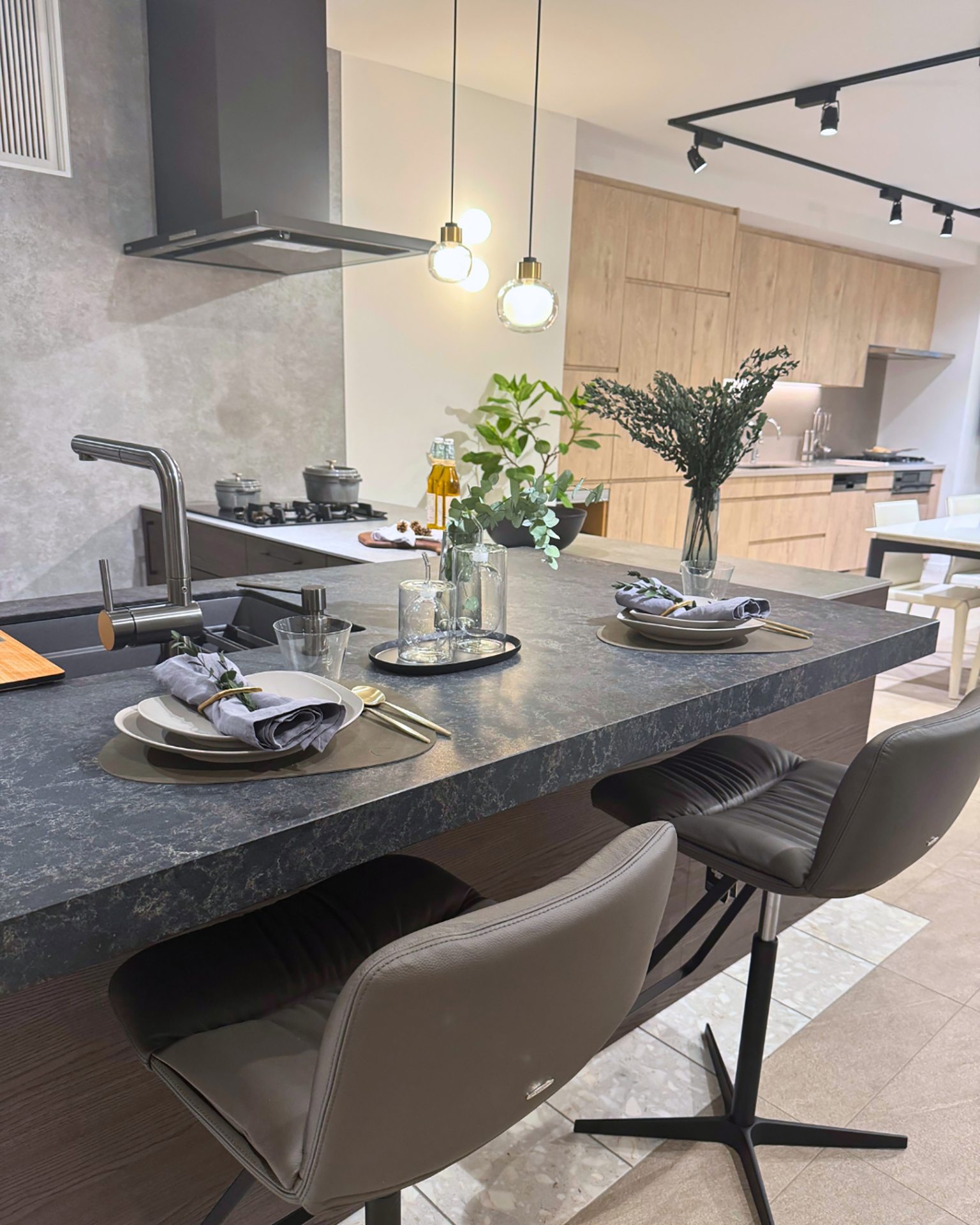 写真:ダークな北欧スタイルのL型キッチン