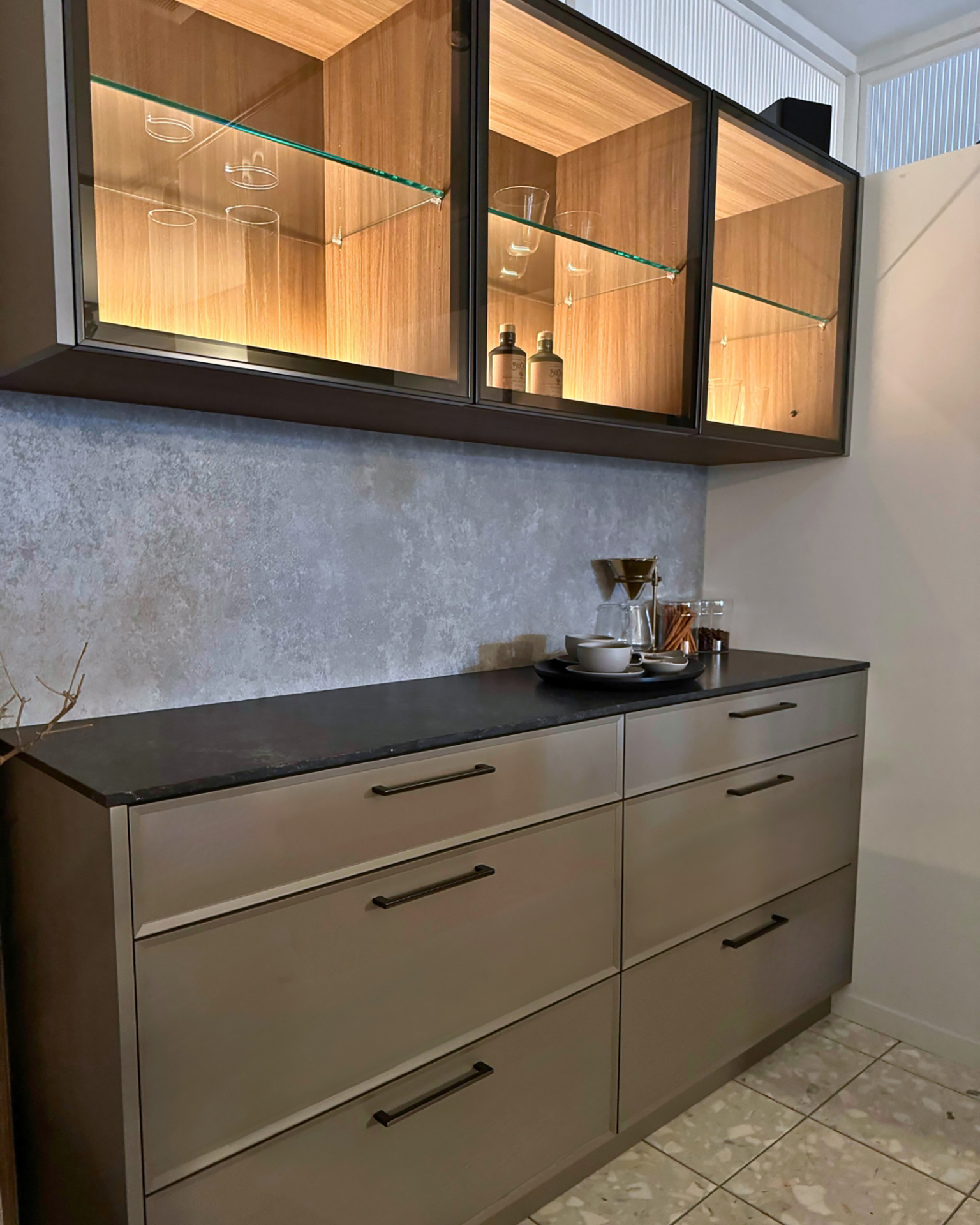 写真:ダークな北欧スタイルのL型キッチン