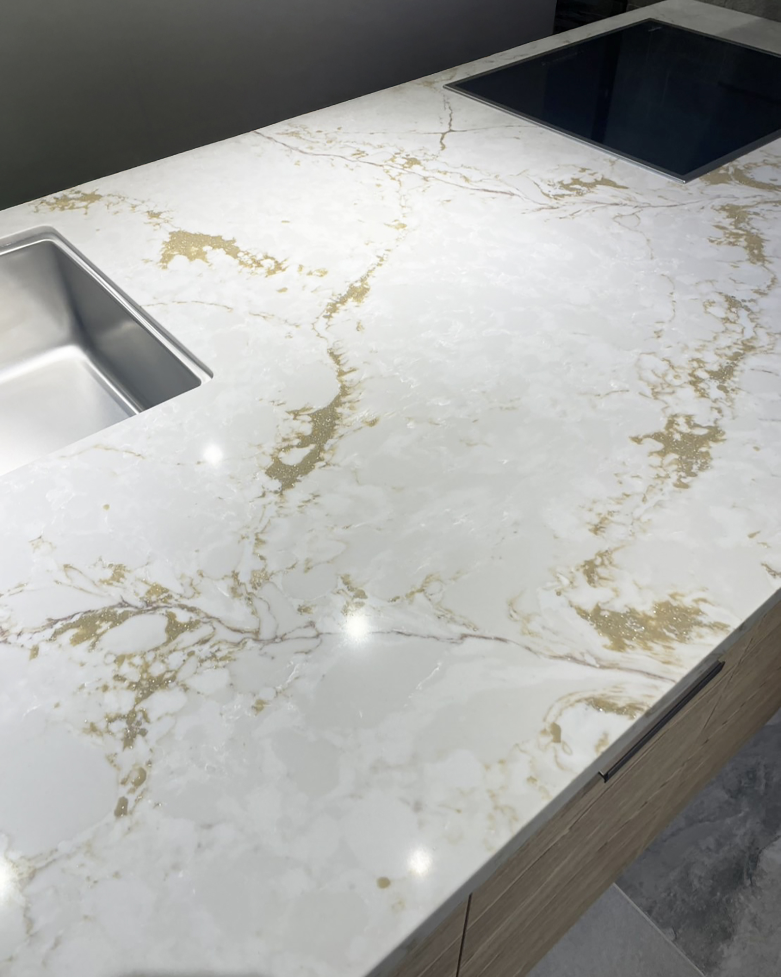 写真:華やかな石目柄と木目に彩られた空間