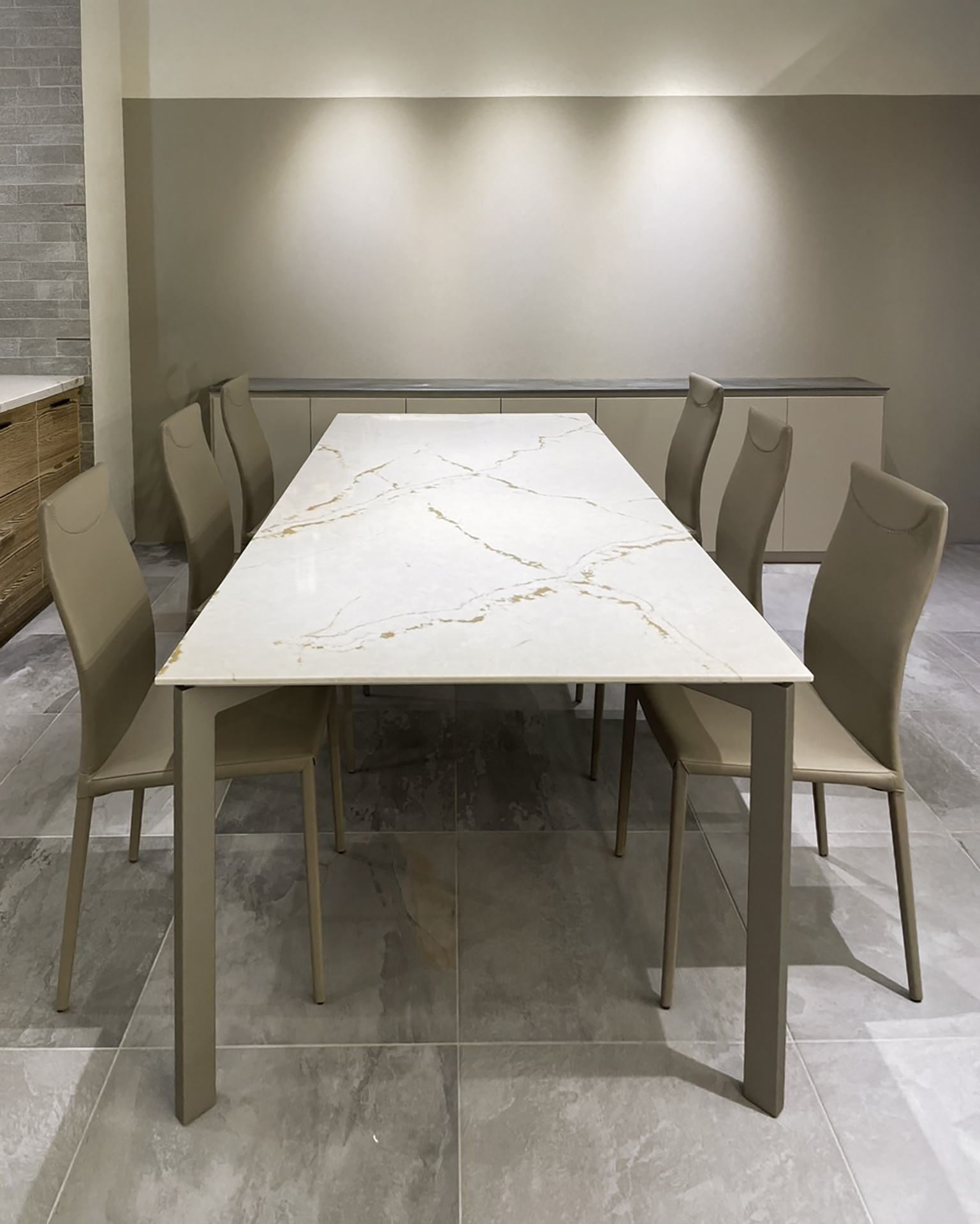 写真:華やかな石目柄と木目に彩られた空間