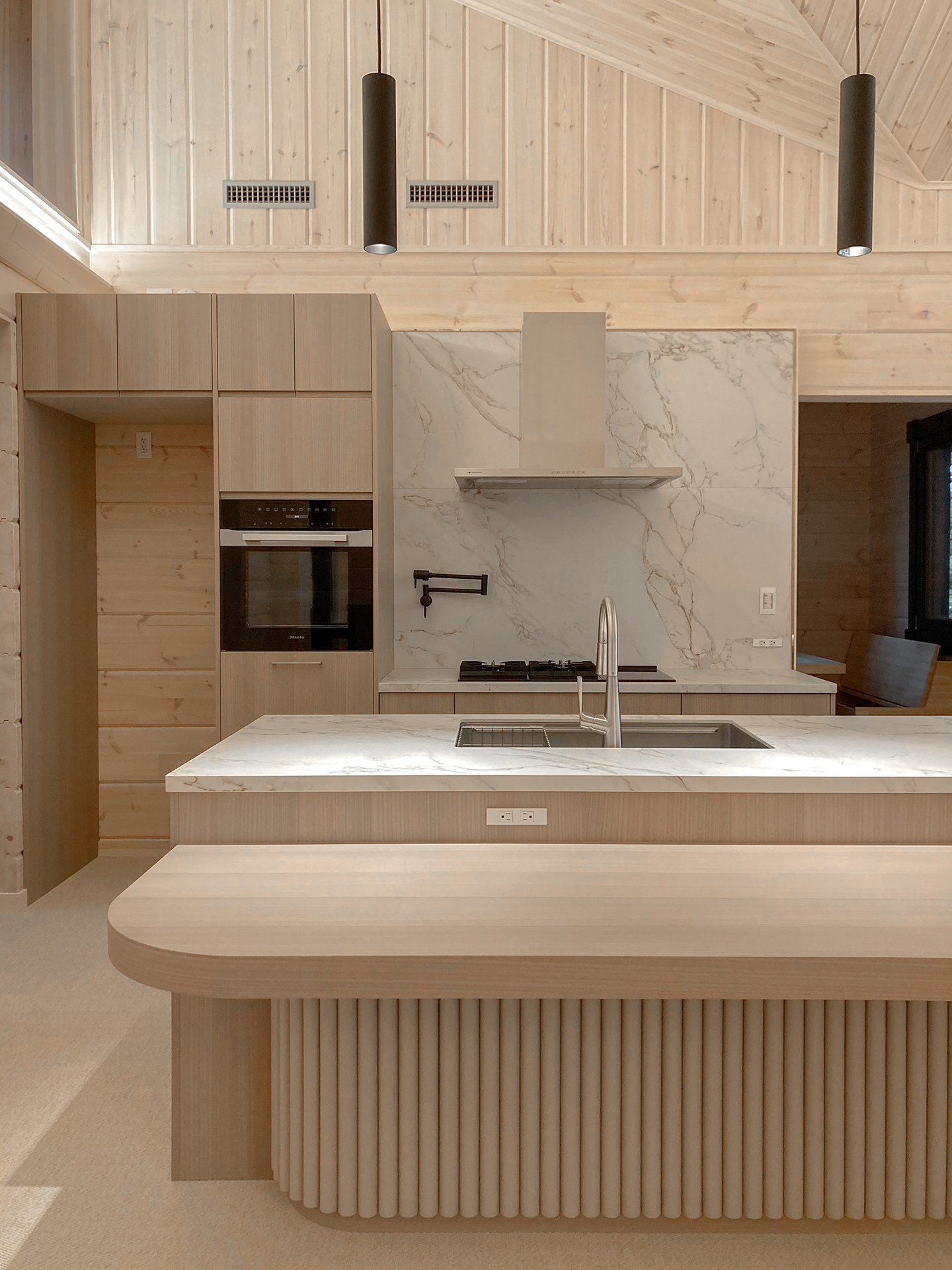 自然と調和する表情豊かなラウンドキッチン