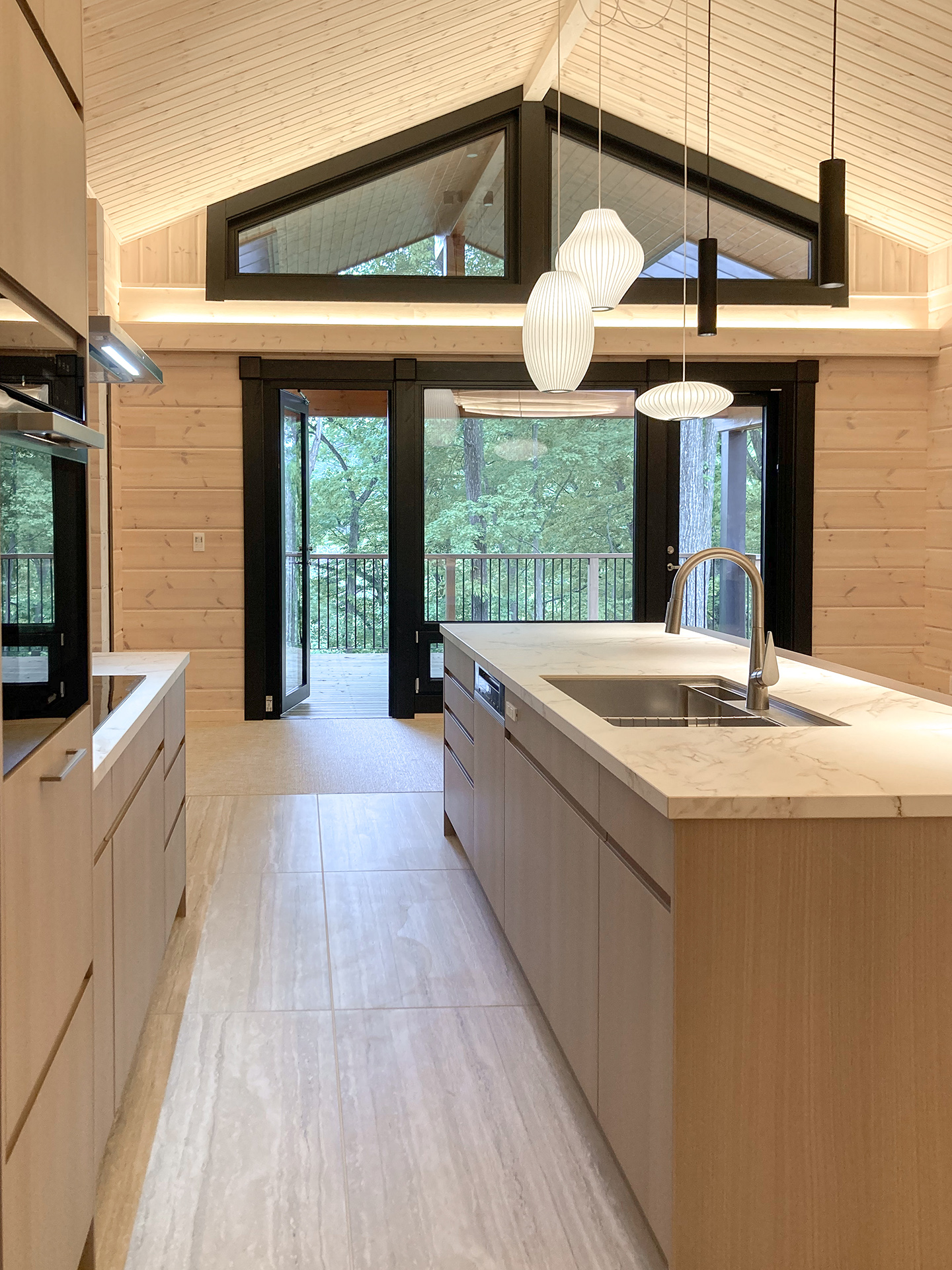 写真:自然と調和する表情豊かなラウンドキッチン