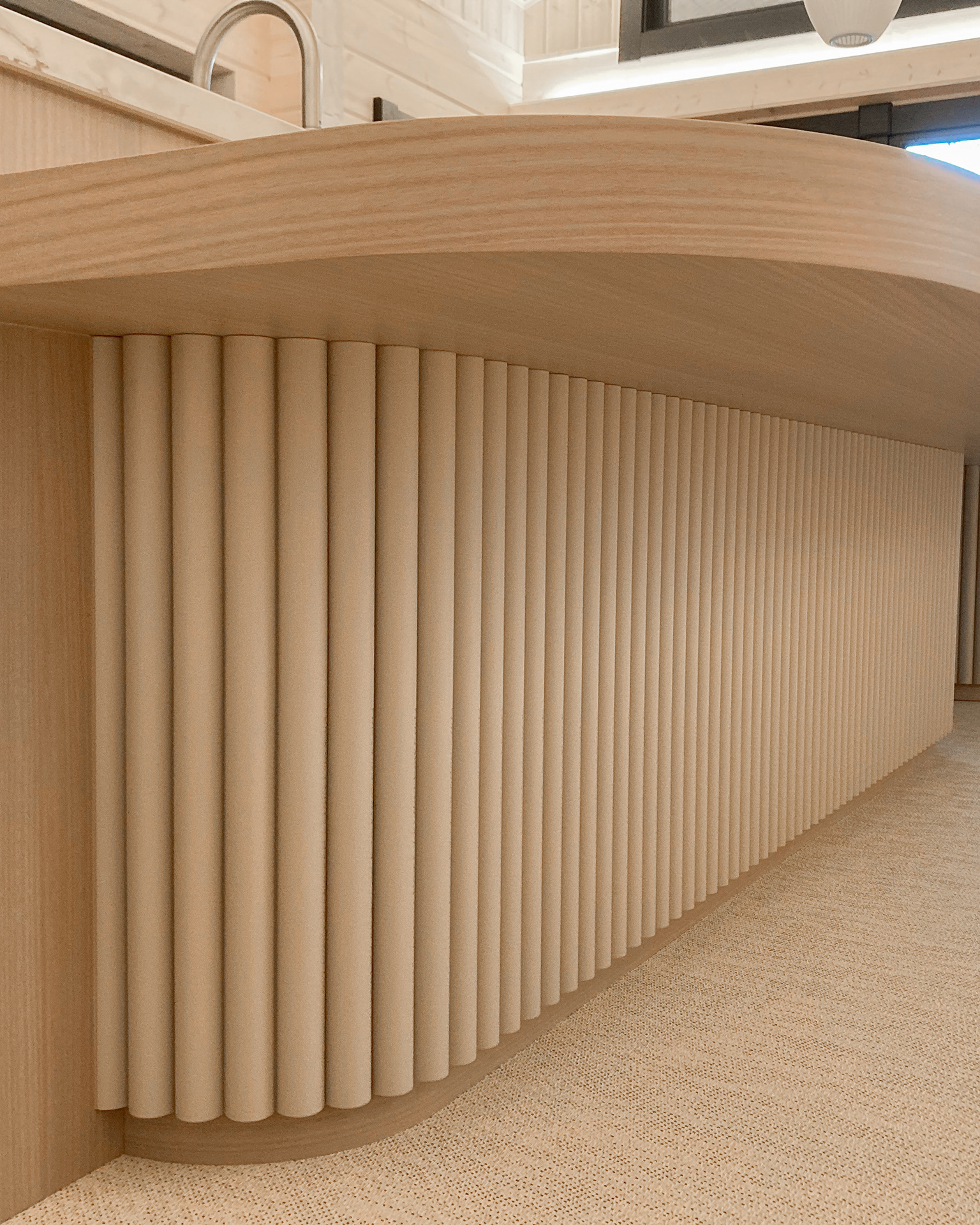 写真:自然と調和する表情豊かなラウンドキッチン