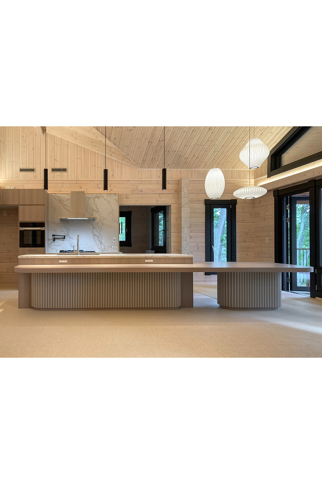 写真:自然と調和する表情豊かなラウンドキッチン