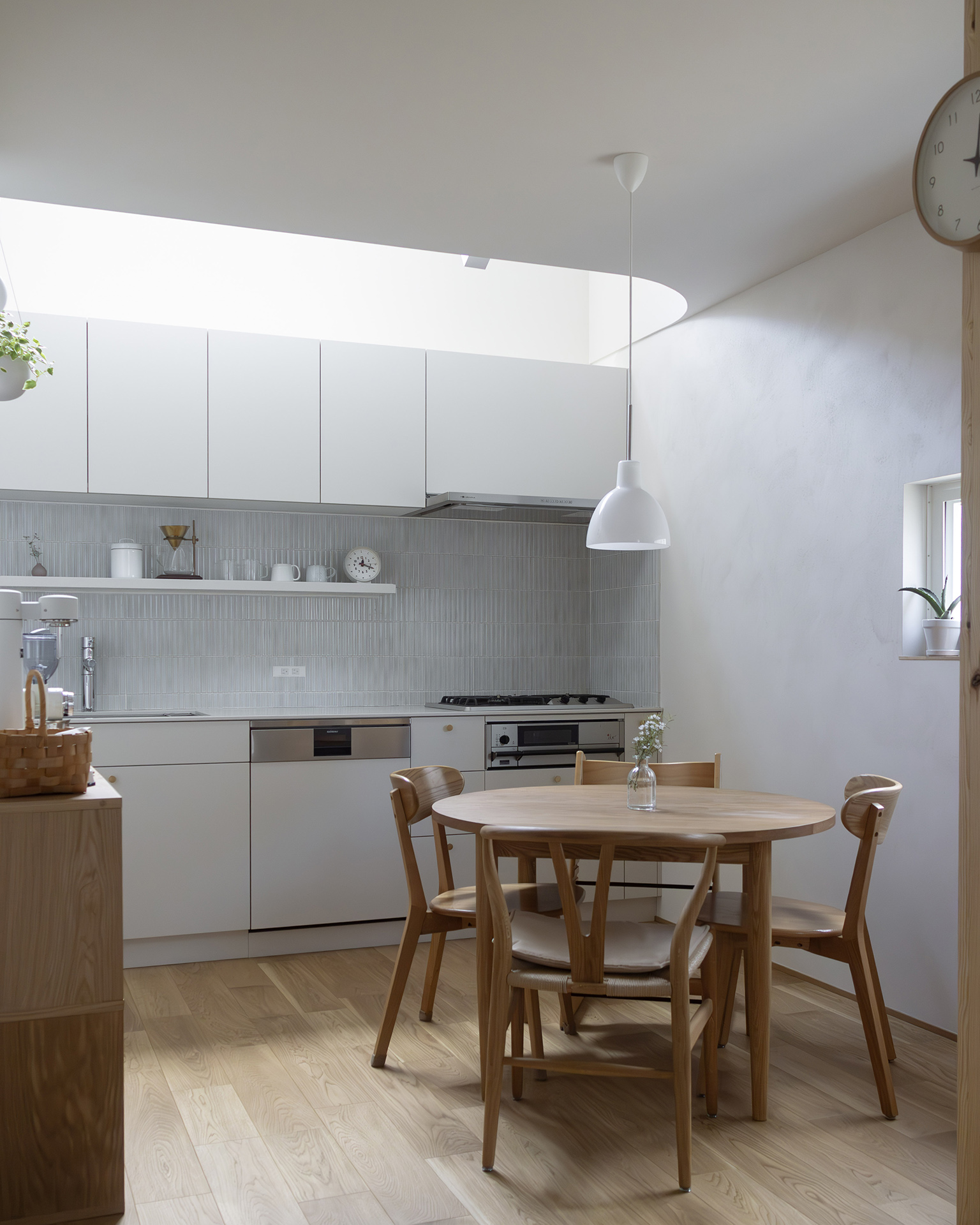 木目とやさしく調和する癒しのキッチン