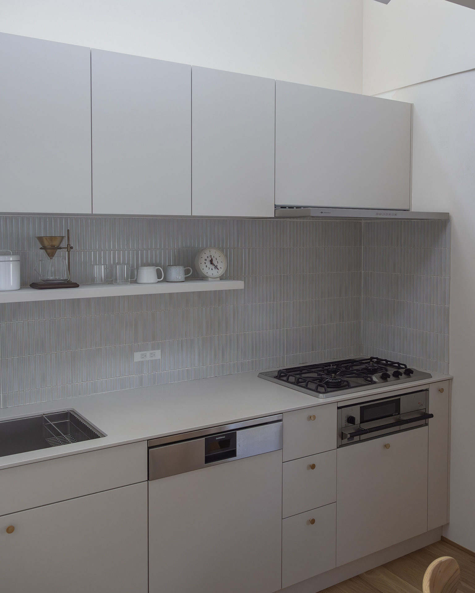 写真：木目とやさしく調和する癒しのキッチン