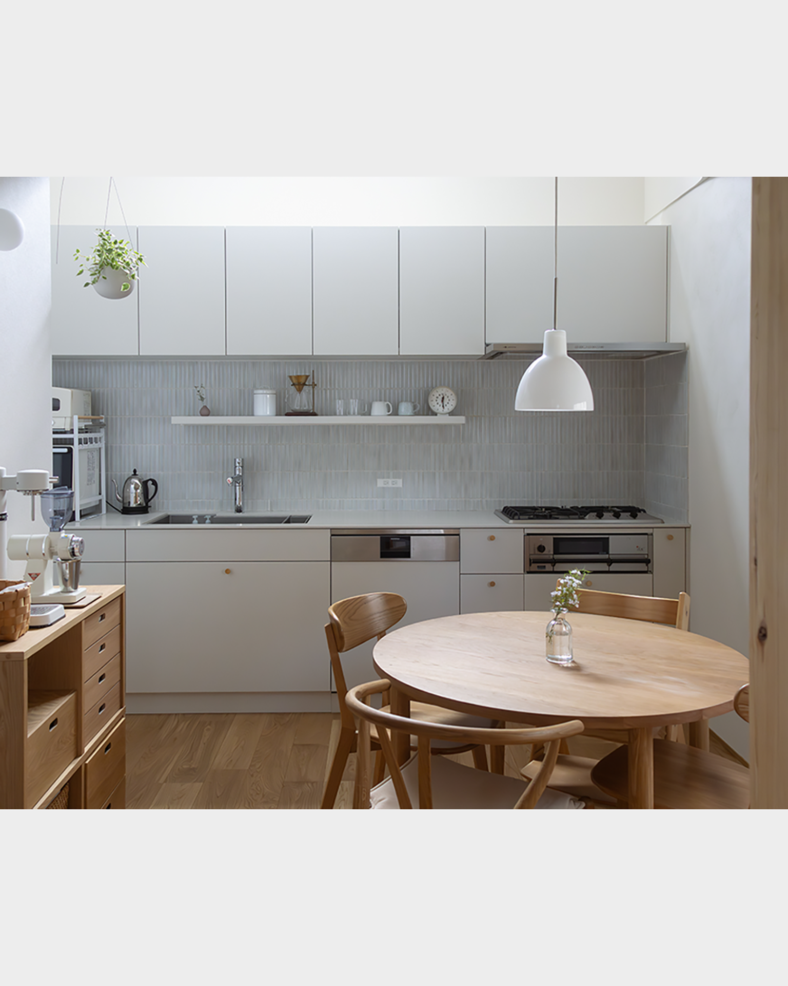 写真：木目とやさしく調和する癒しのキッチン