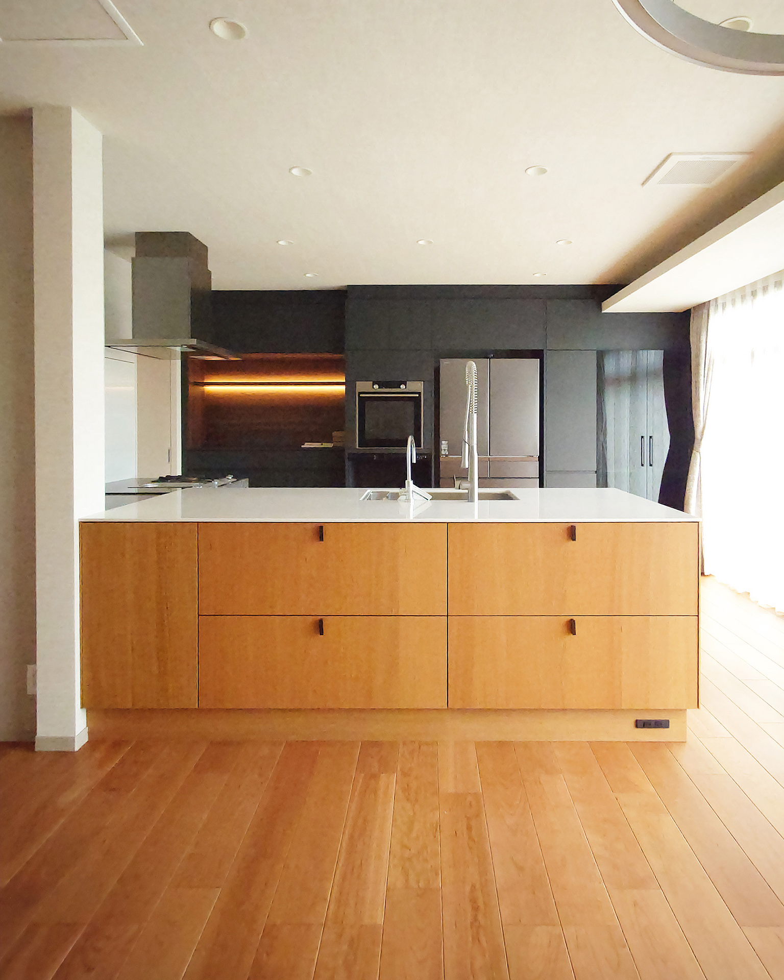 素材のぬくもりを感じるL型キッチン