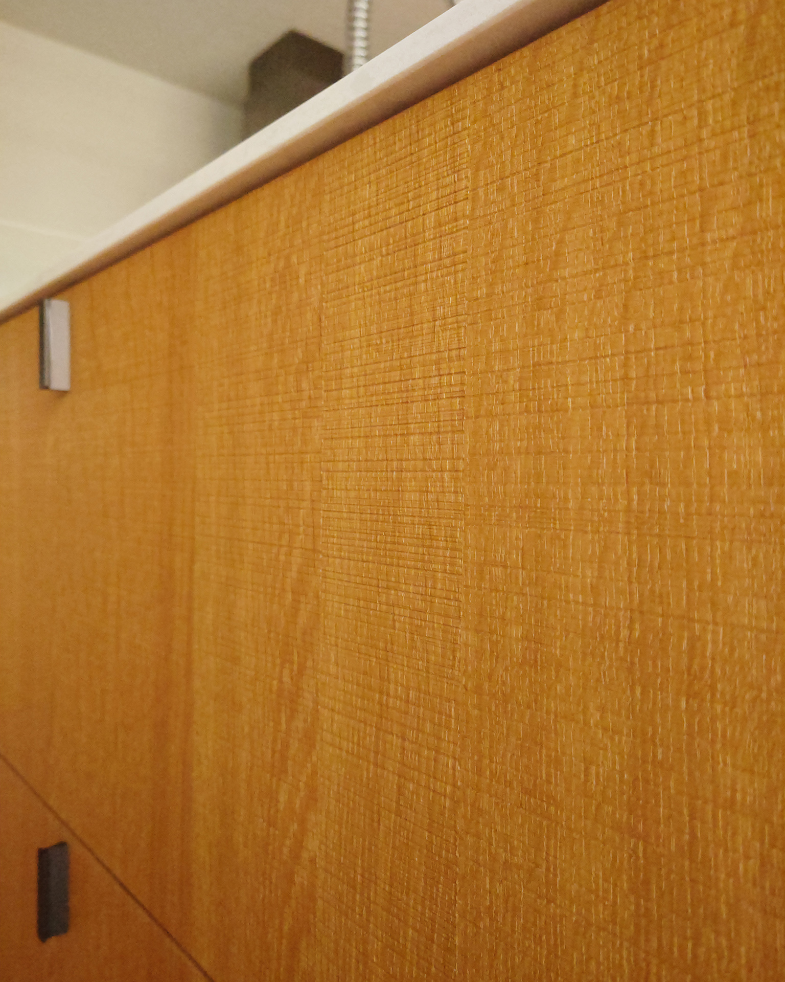 写真:素材のぬくもりを感じるL型キッチン