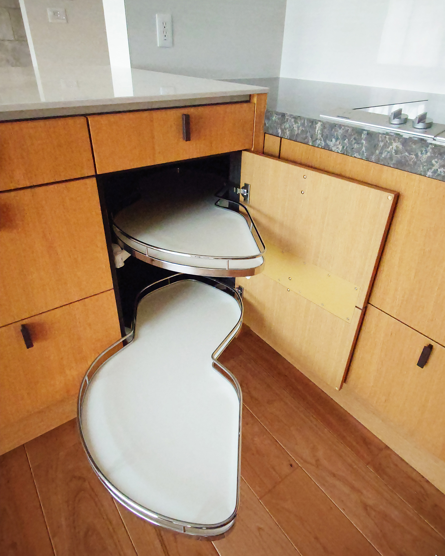 写真:素材のぬくもりを感じるL型キッチン