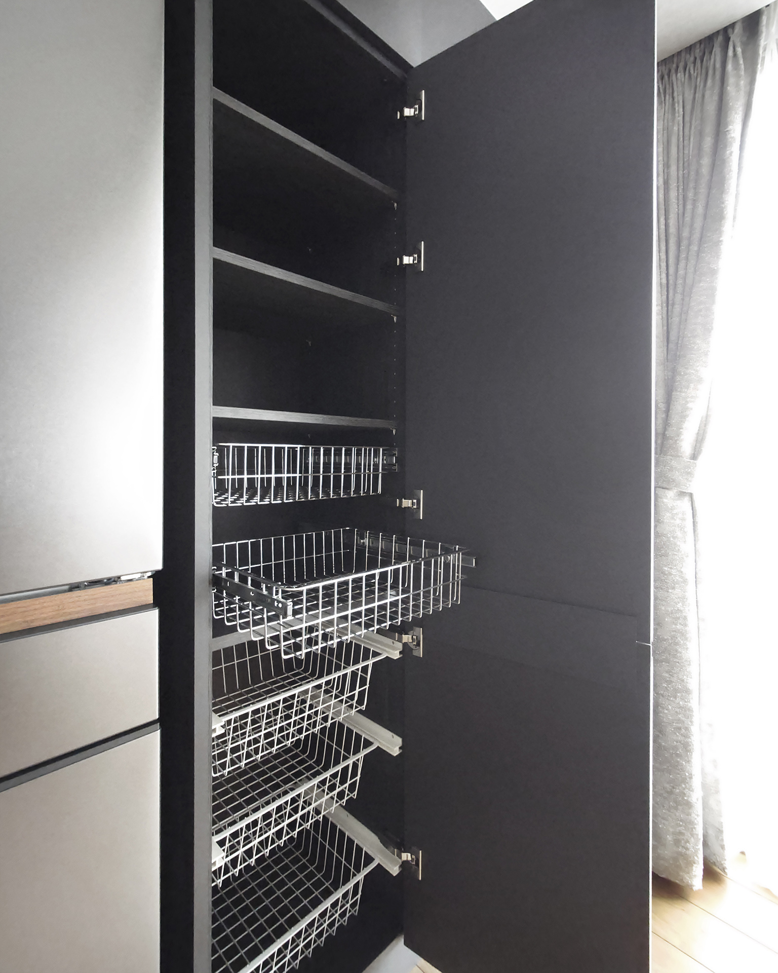 写真:素材のぬくもりを感じるL型キッチン