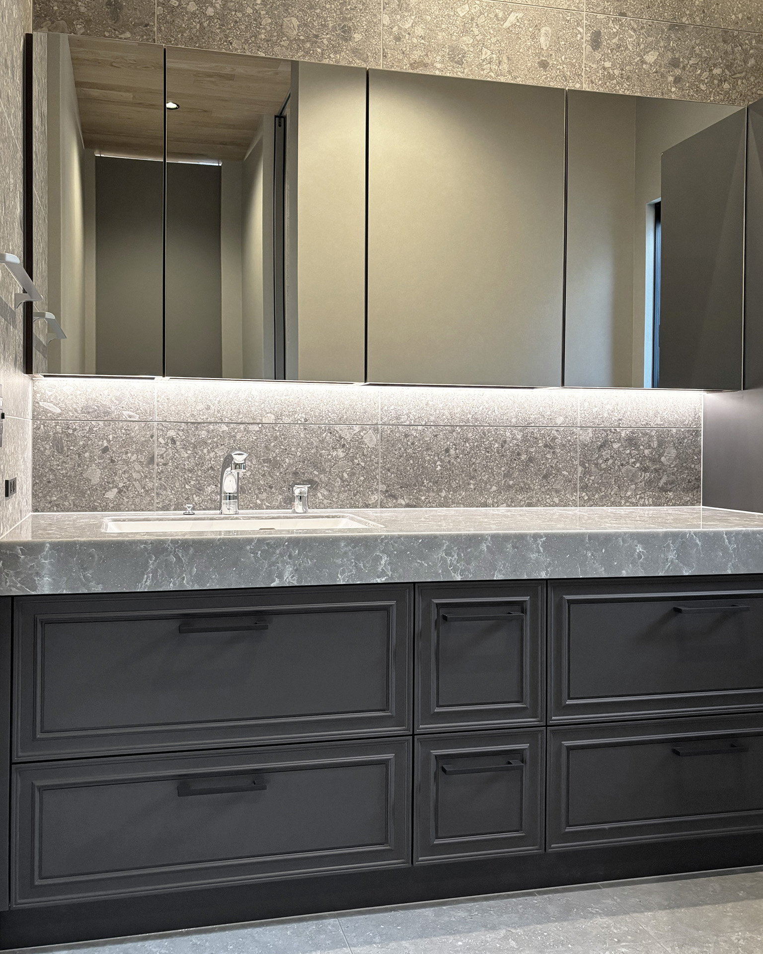 優雅さと使いやすさを合わせもつ洗面化粧台