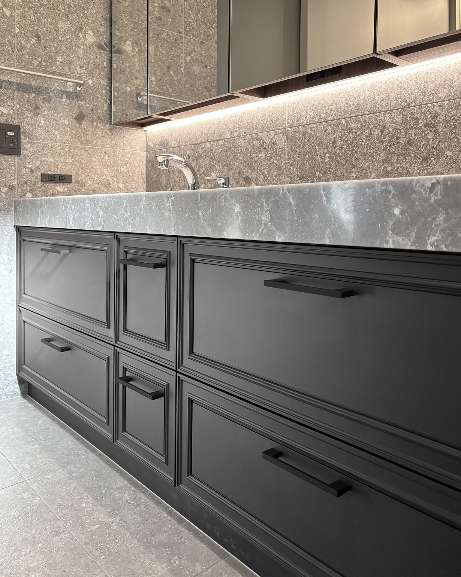 写真:優雅さと使いやすさを合わせもつ洗面化粧台