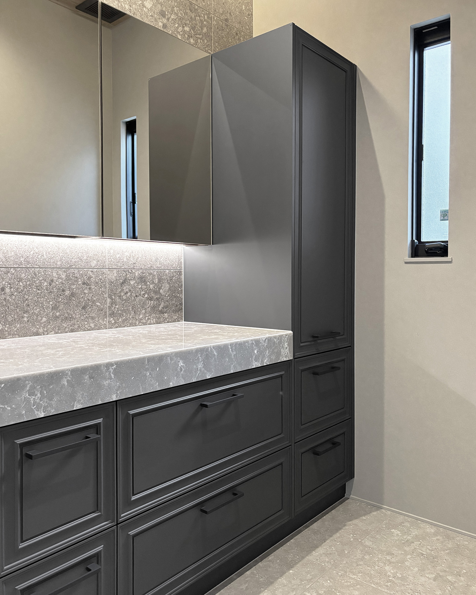 写真:優雅さと使いやすさを合わせもつ洗面化粧台