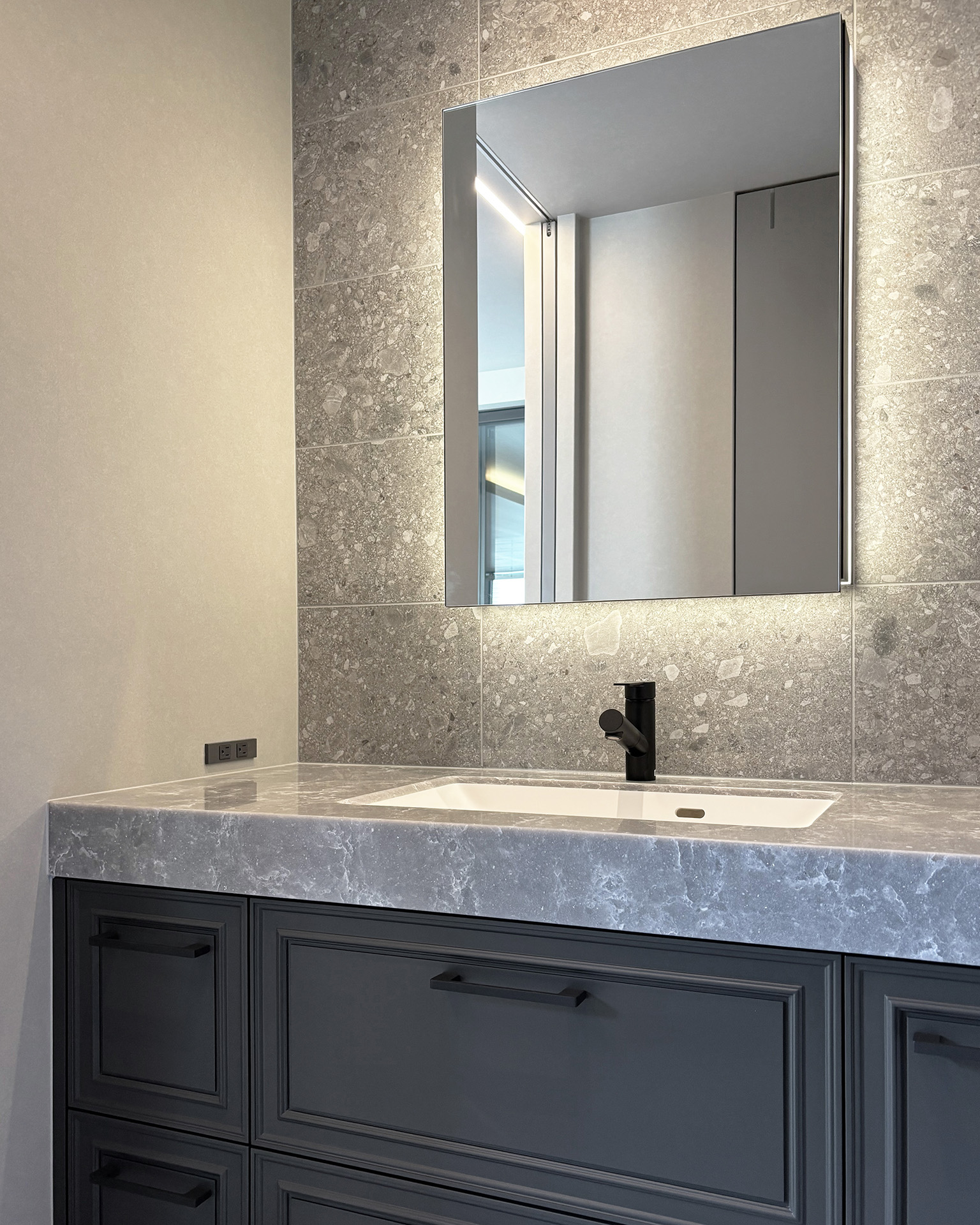 写真:優雅さと使いやすさを合わせもつ洗面化粧台