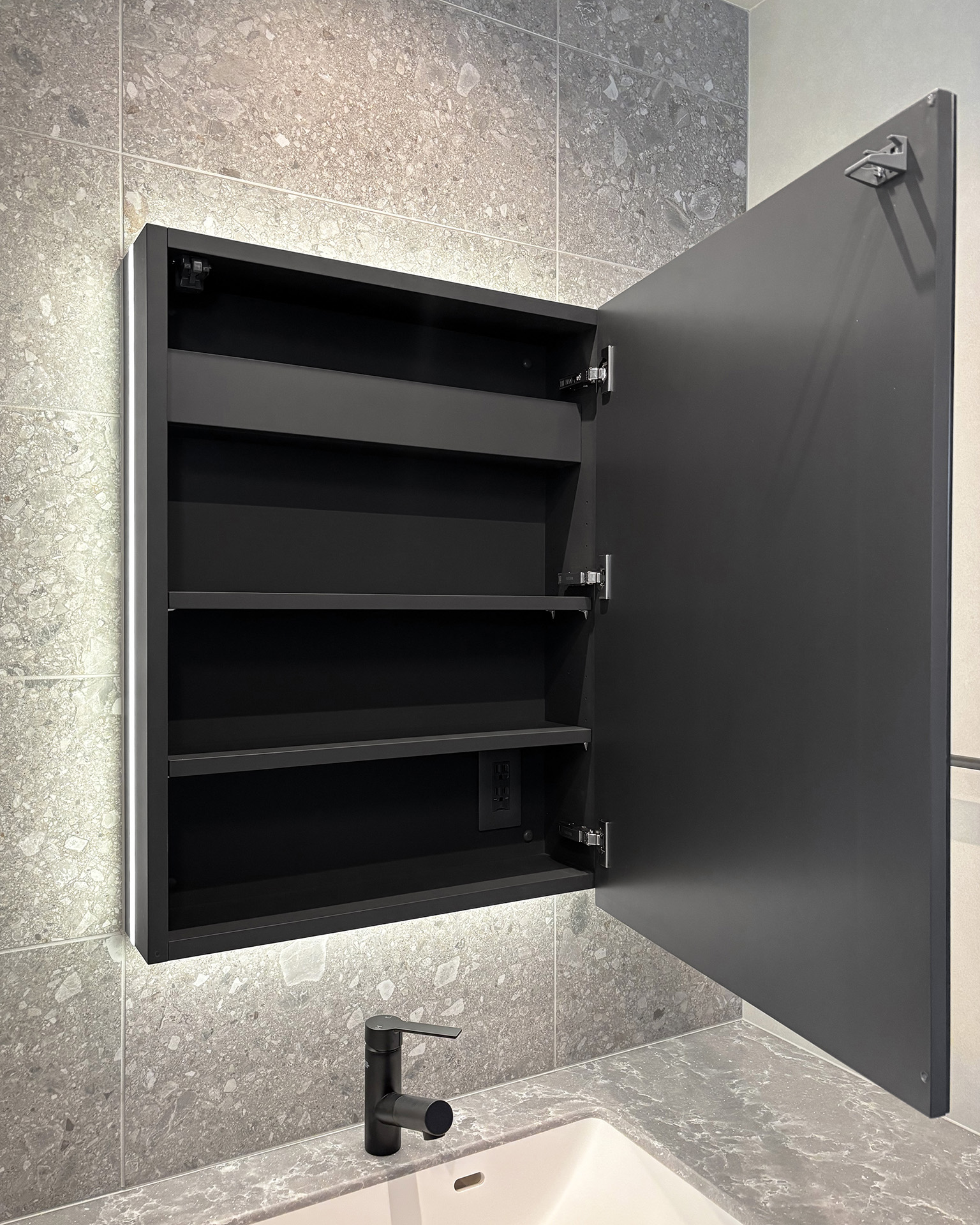 写真:優雅さと使いやすさを合わせもつ洗面化粧台