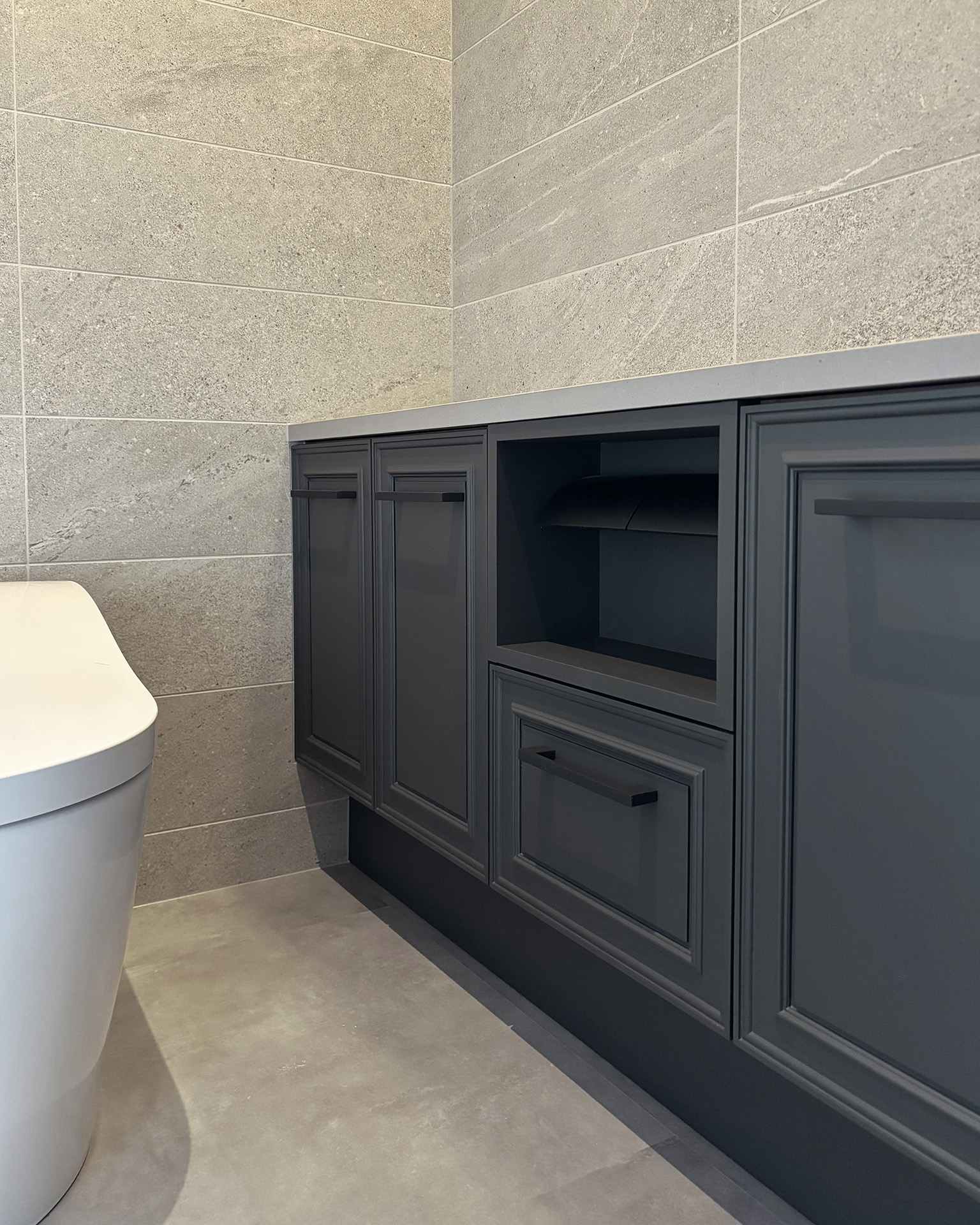 写真:優雅さと使いやすさを合わせもつ洗面化粧台