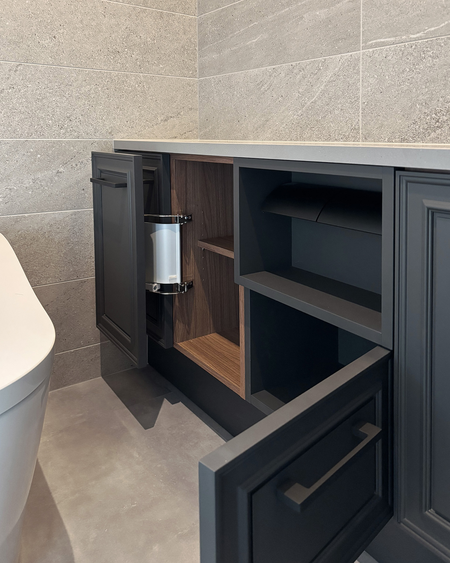 写真:優雅さと使いやすさを合わせもつ洗面化粧台