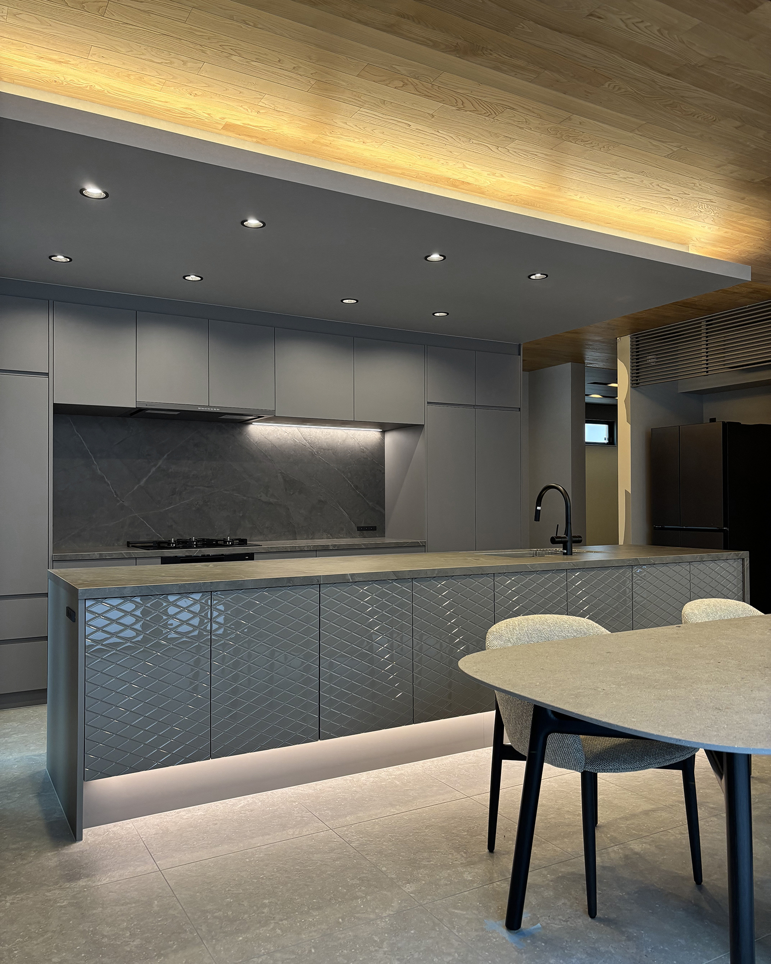 キルト柄が輝く華やかなキッチン