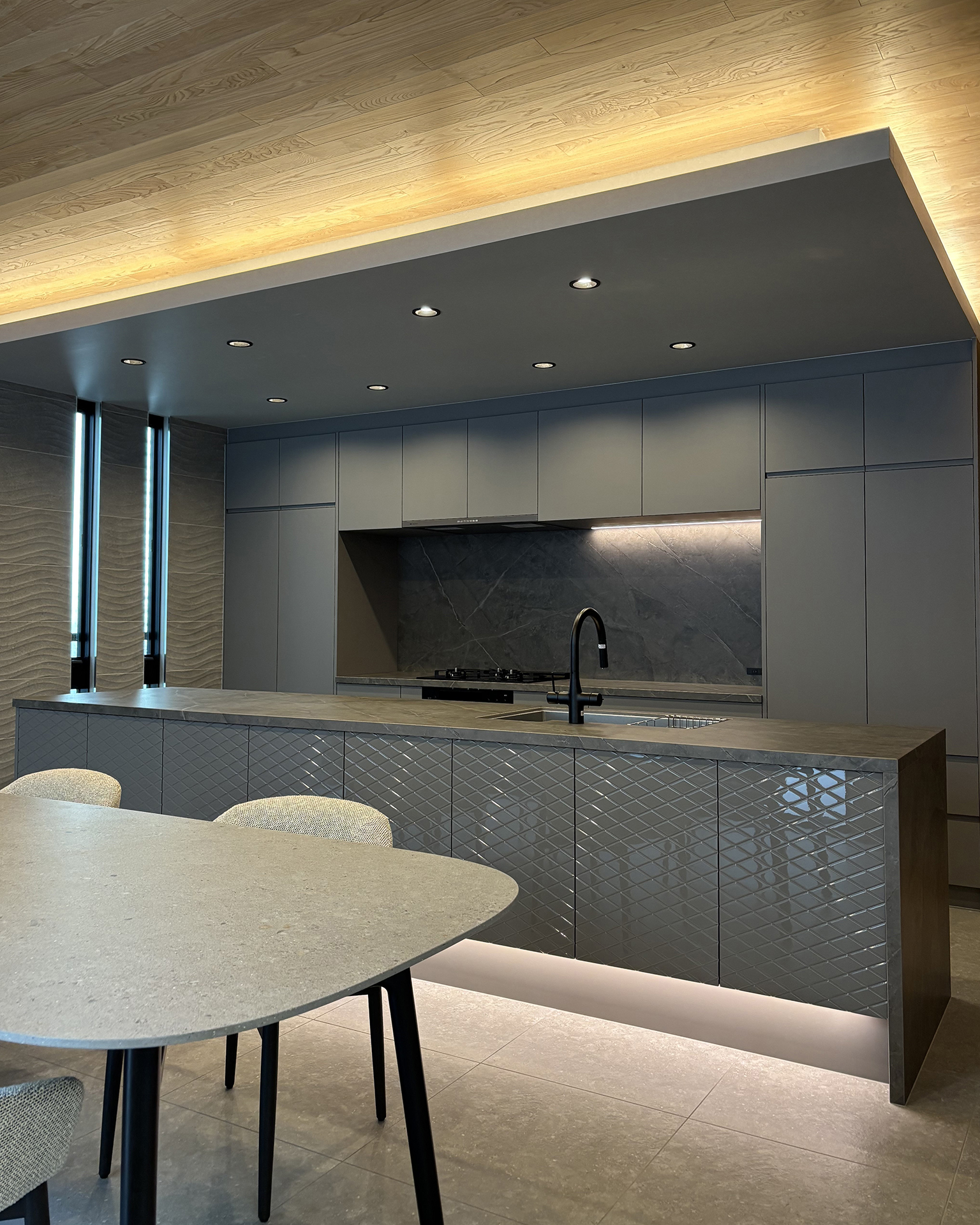 写真:キルト柄が輝く華やかなキッチン