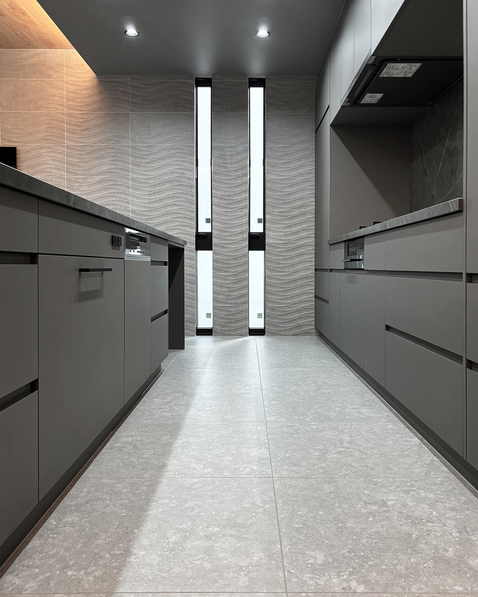 写真:キルト柄が輝く華やかなキッチン