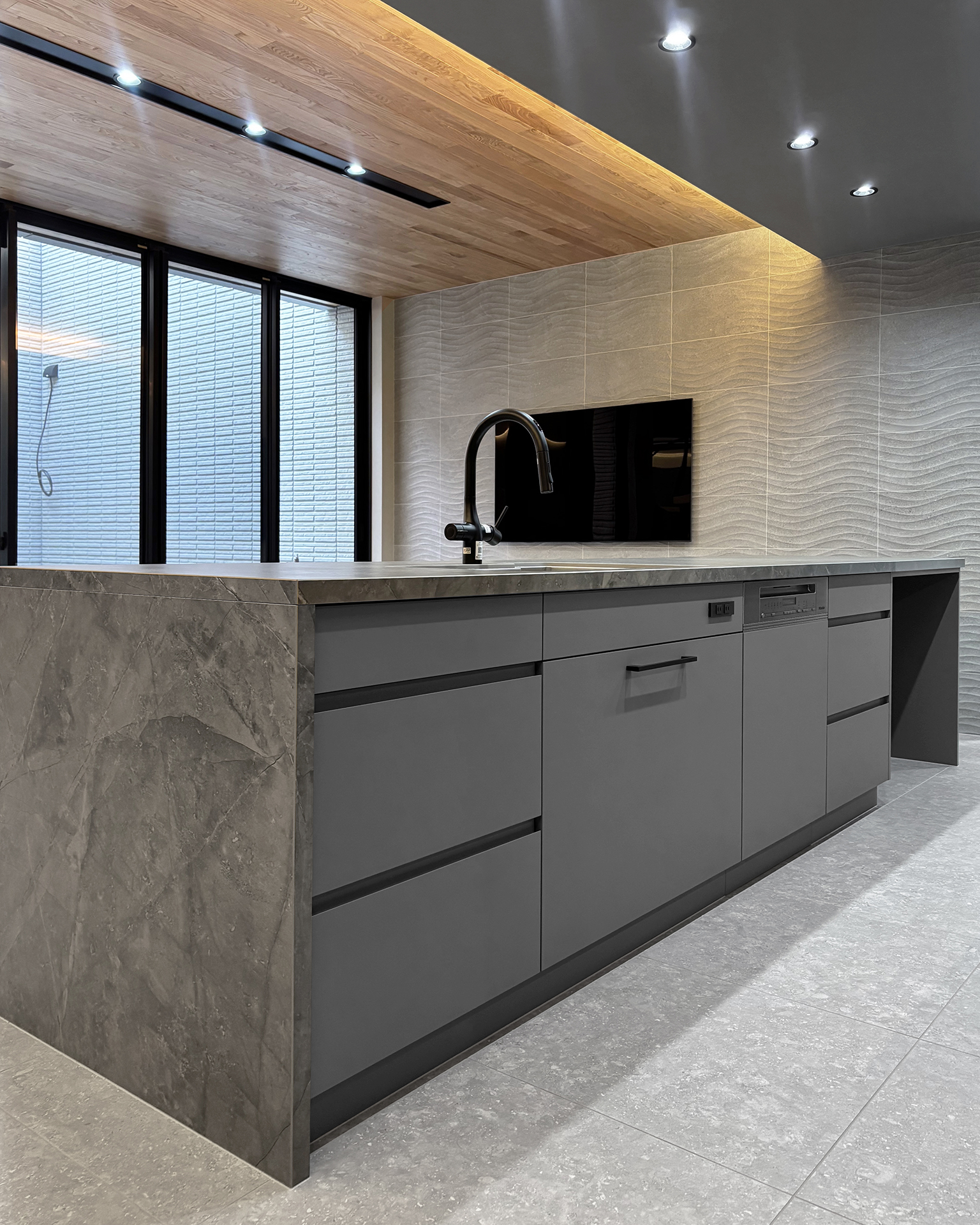 写真:キルト柄が輝く華やかなキッチン