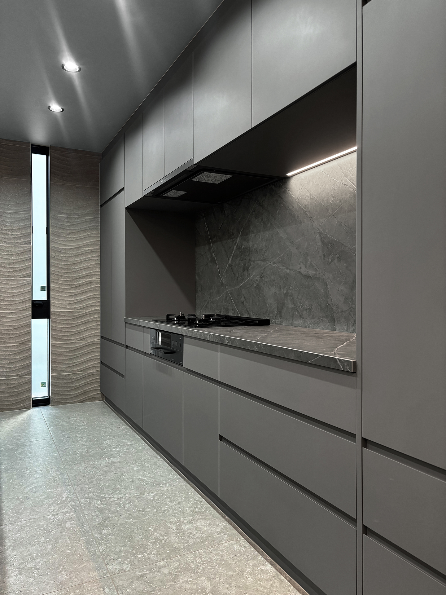 写真:キルト柄が輝く華やかなキッチン