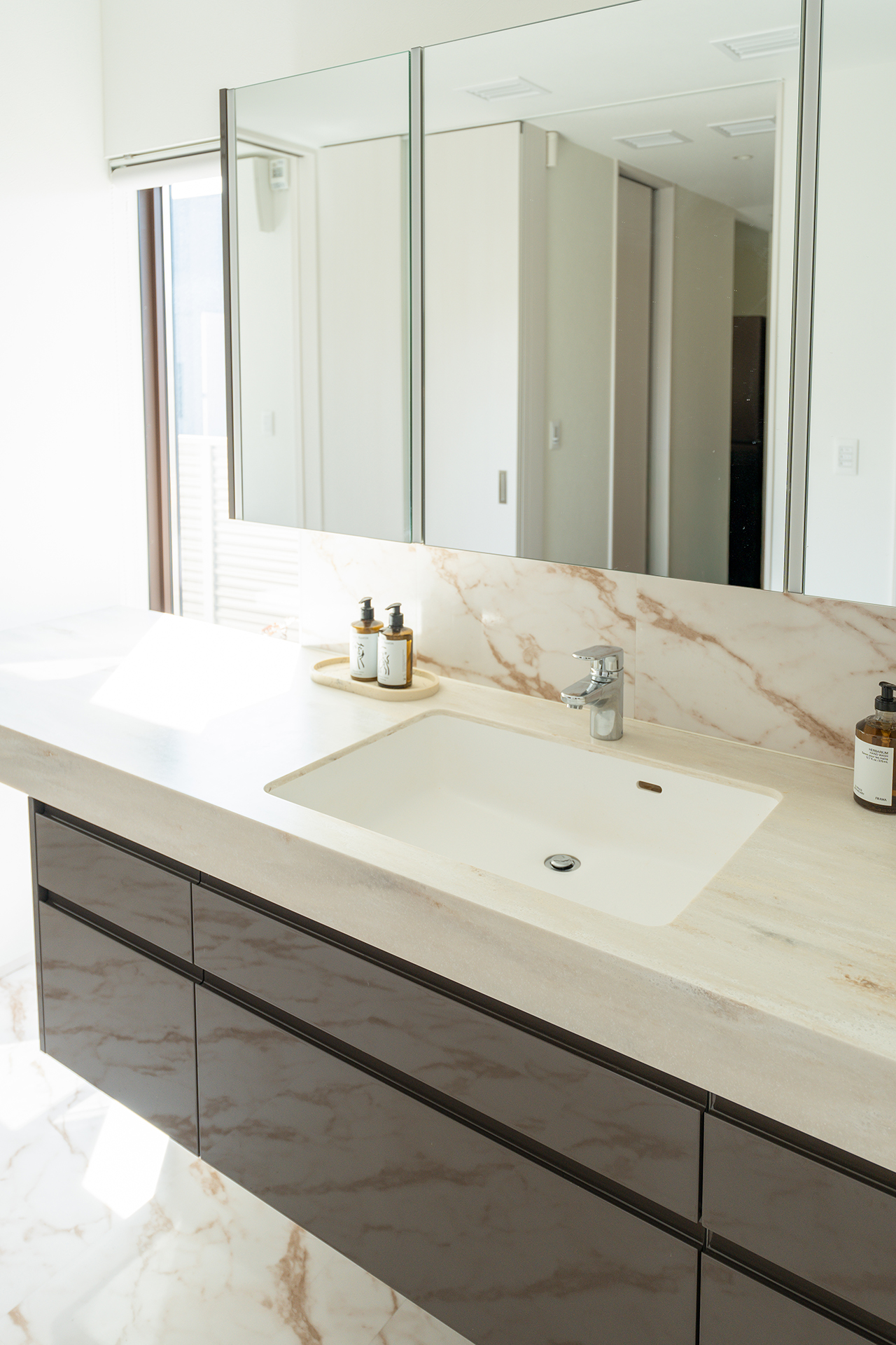 光が差し込む清潔感のある艶やかな洗面空間