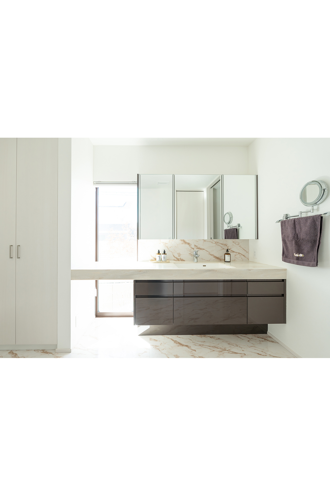 写真：光が差し込む清潔感のある艶やかな洗面空間