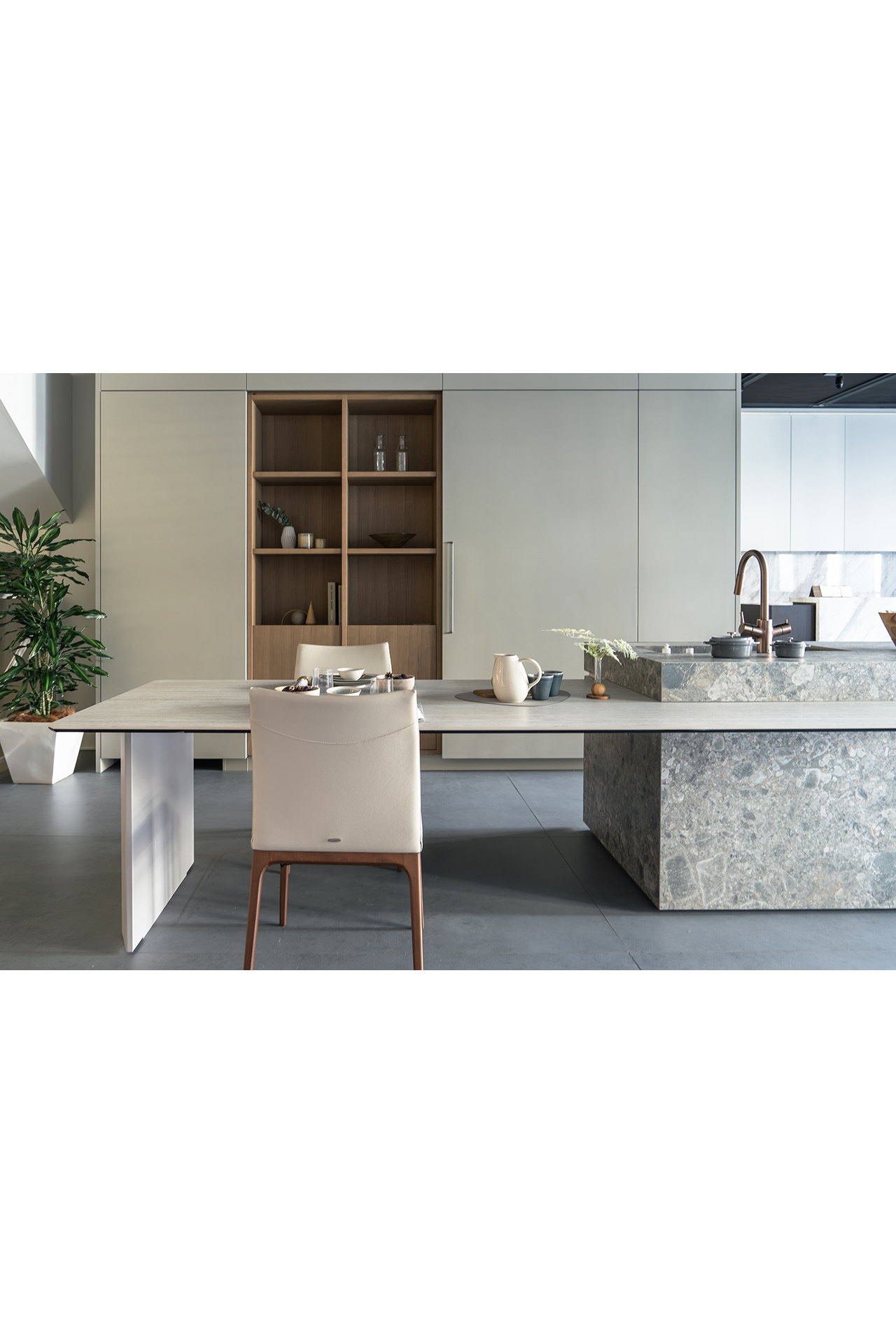 写真:セラミックで仕上げた塊感のあるキッチン