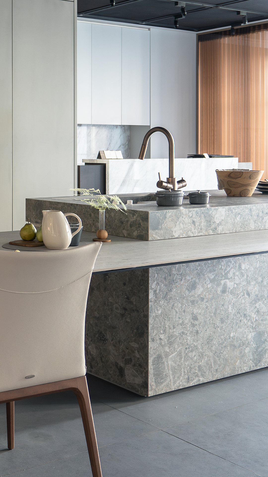 写真:セラミックで仕上げた塊感のあるキッチン