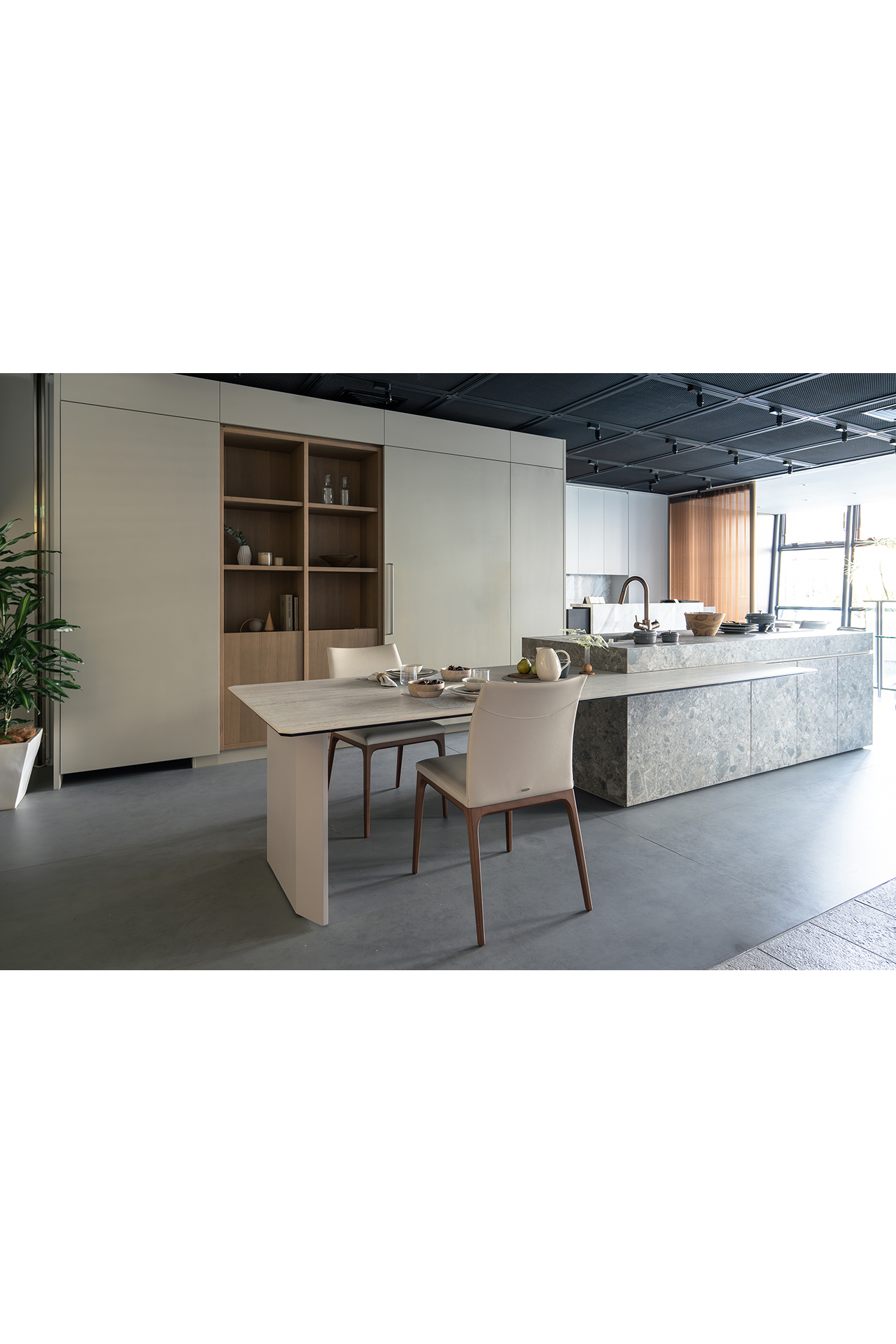 写真:セラミックで仕上げた塊感のあるキッチン