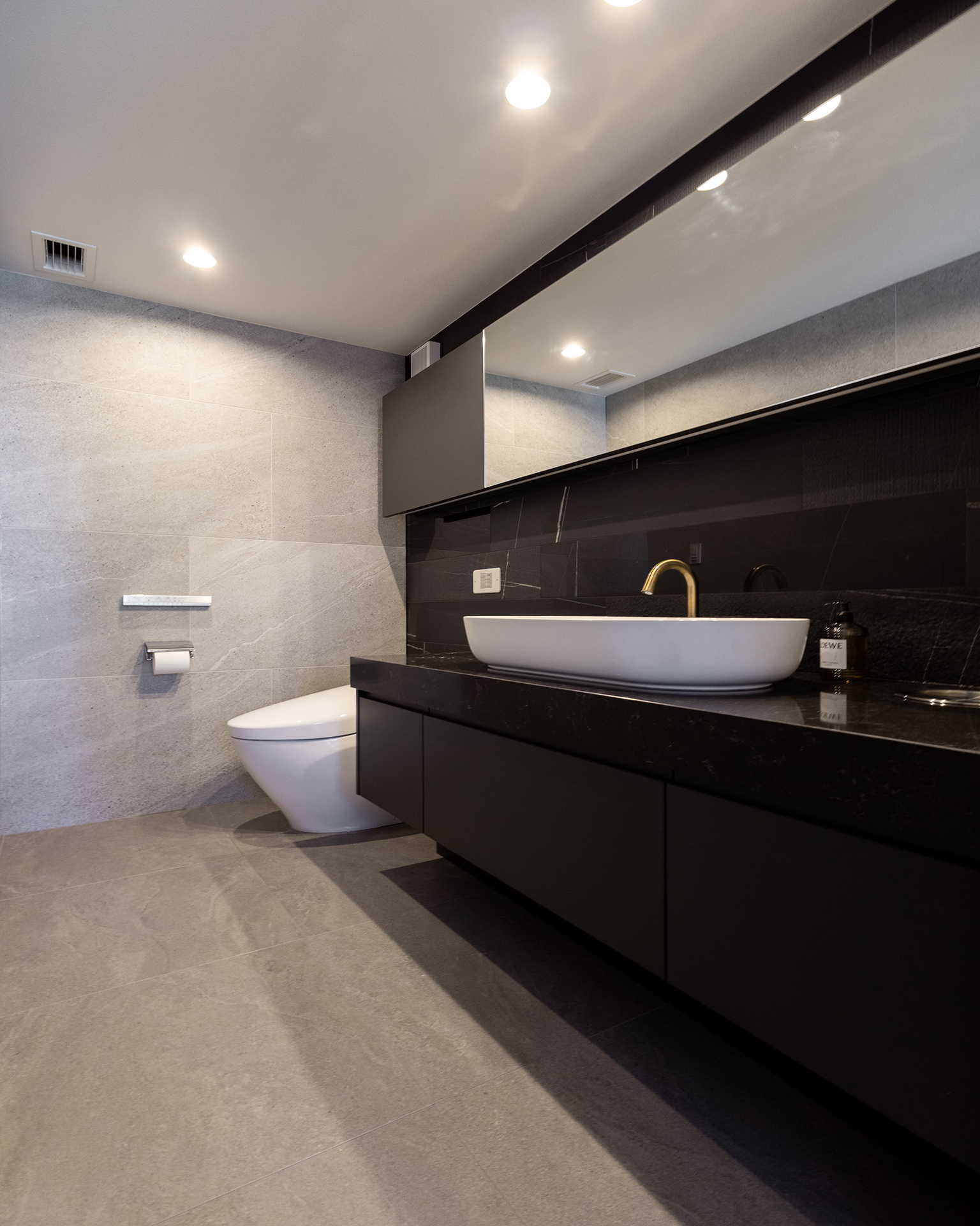 洗練されたダークトーンの洗面空間