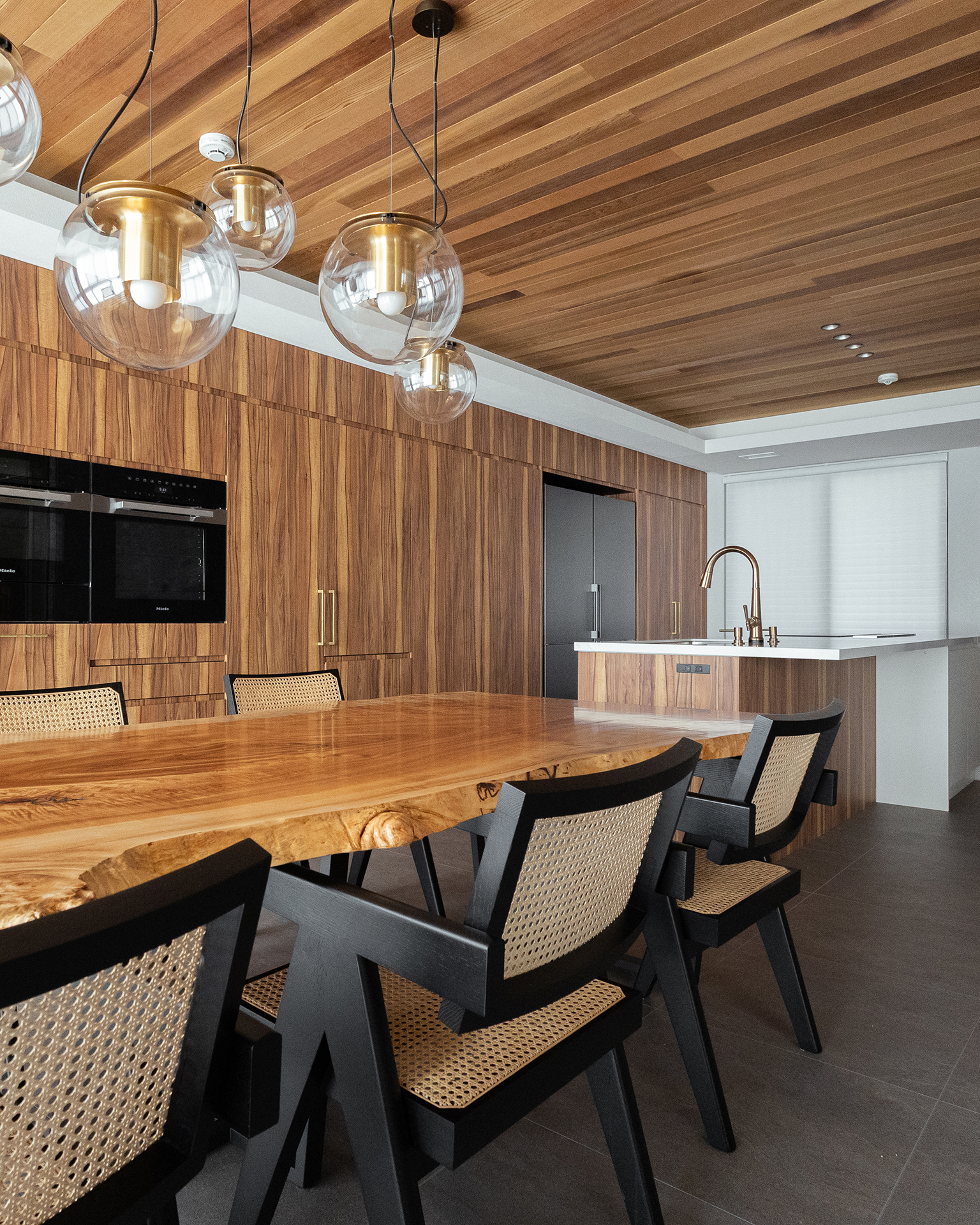 木目の華やかさが際立つ印象的な空間