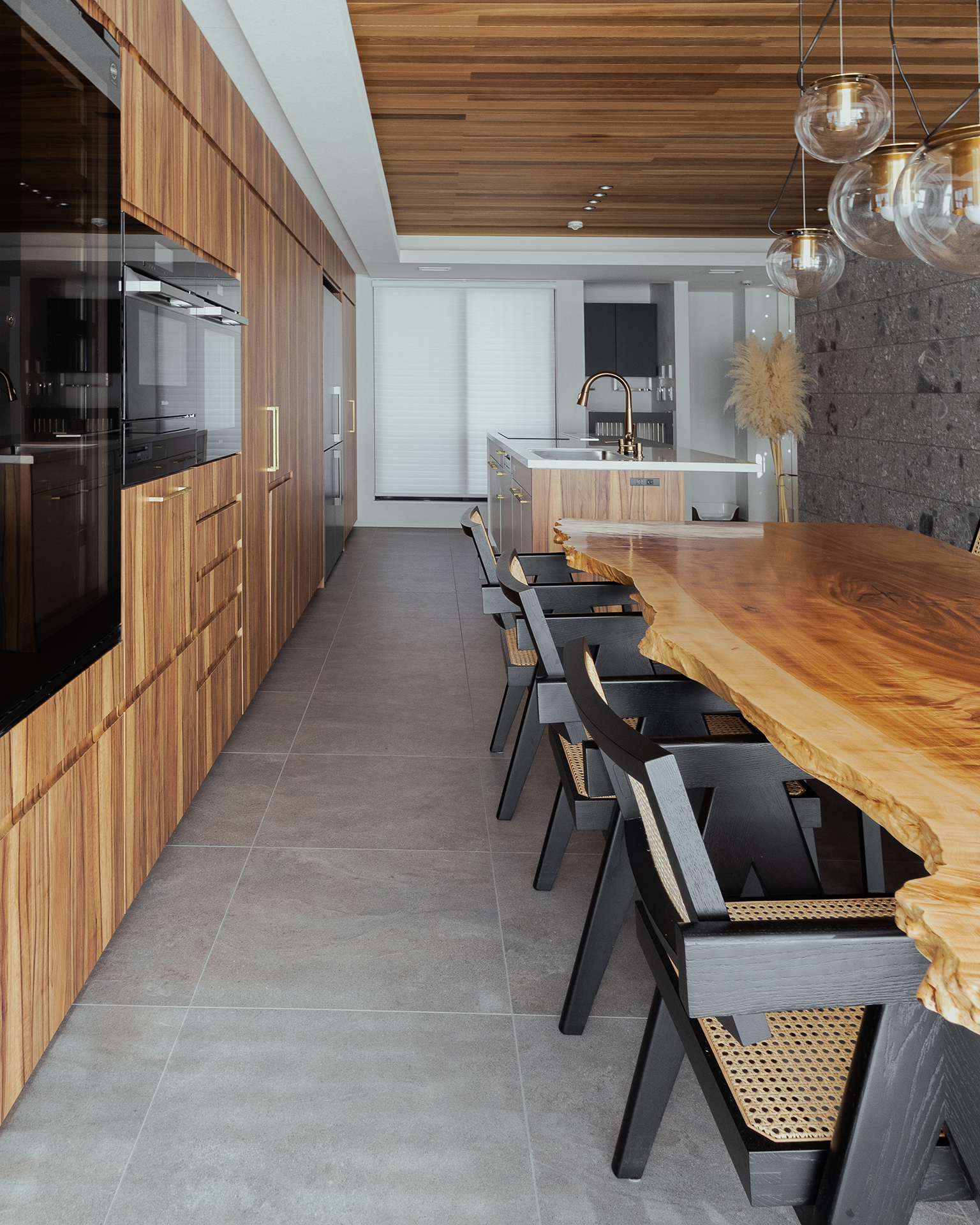 写真:木目の華やかさが際立つ印象的な空間