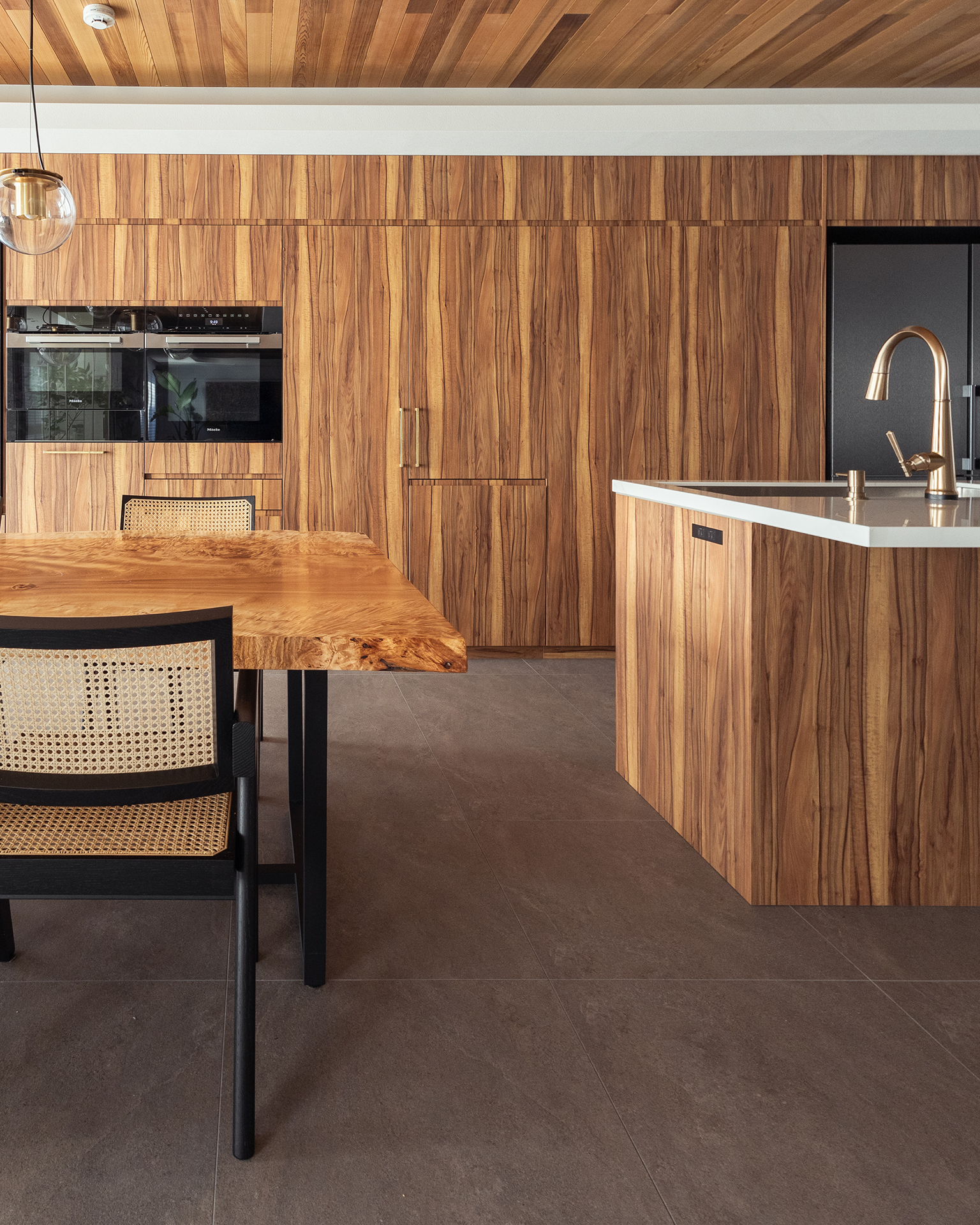 写真:木目の華やかさが際立つ印象的な空間