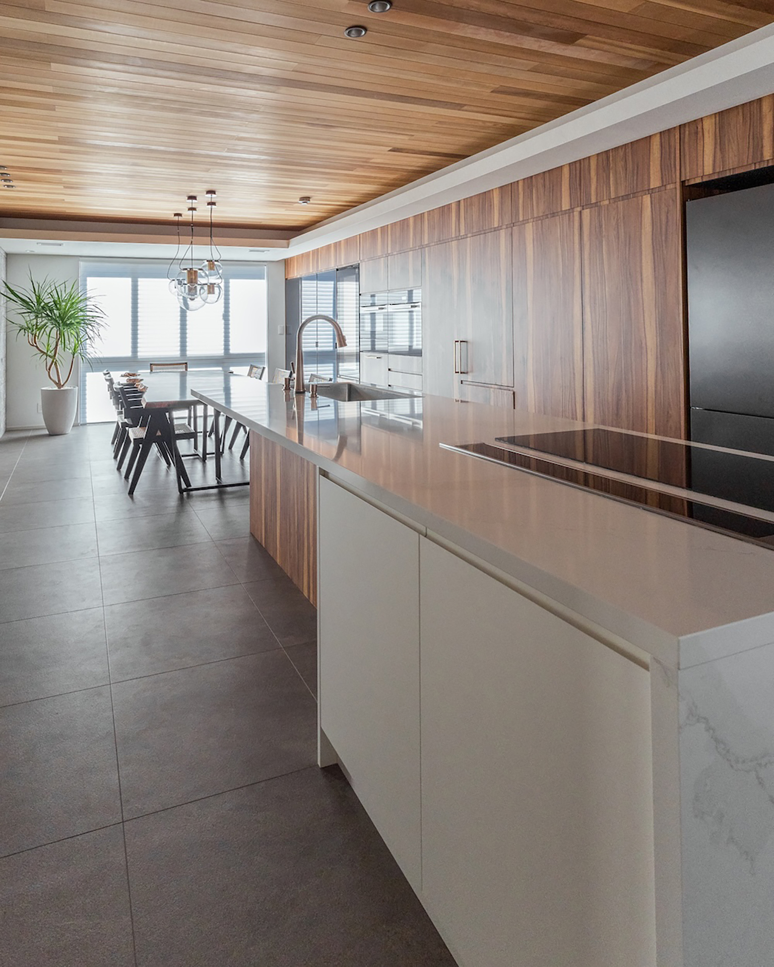 写真:木目の華やかさが際立つ印象的な空間