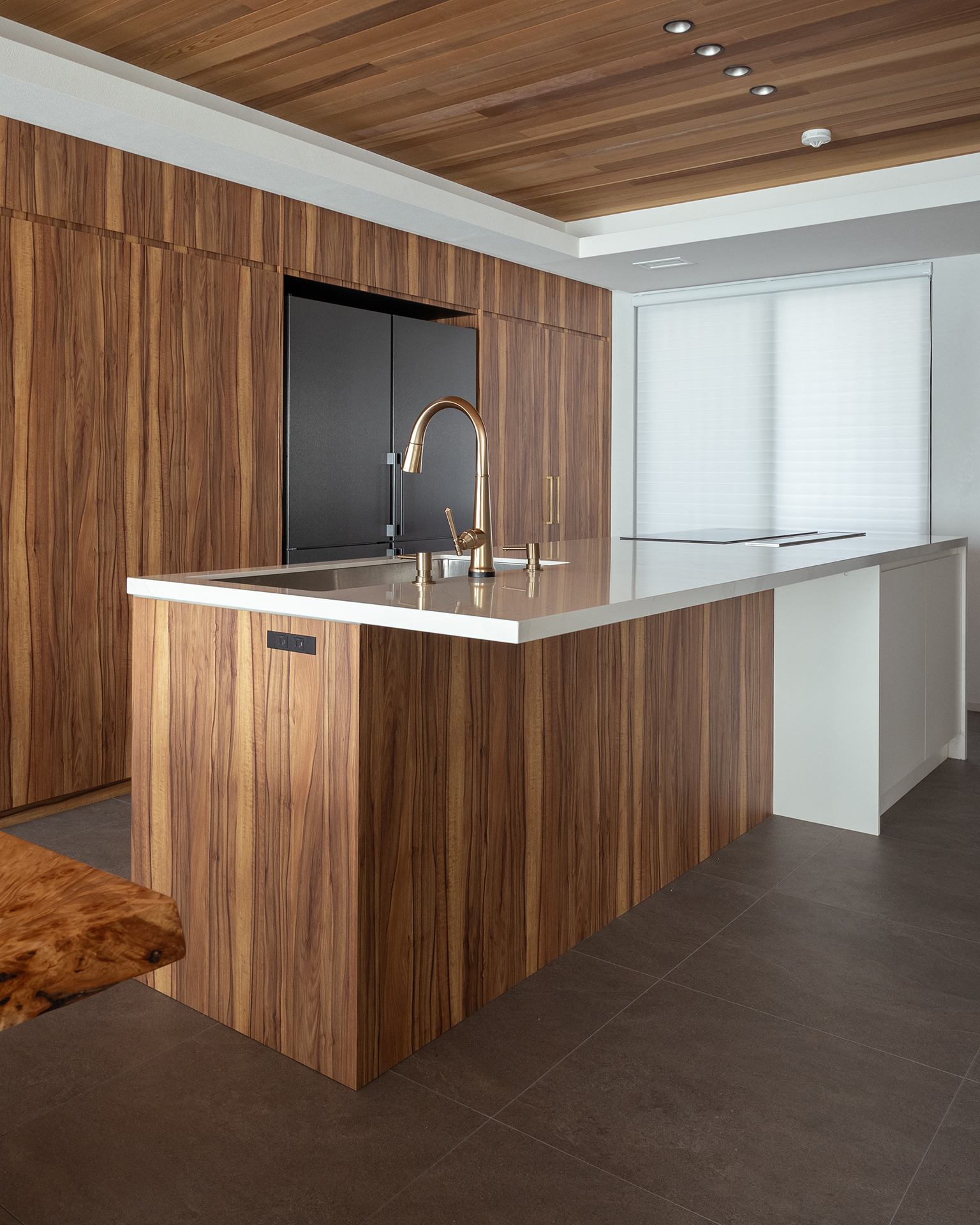 写真:木目の華やかさが際立つ印象的な空間