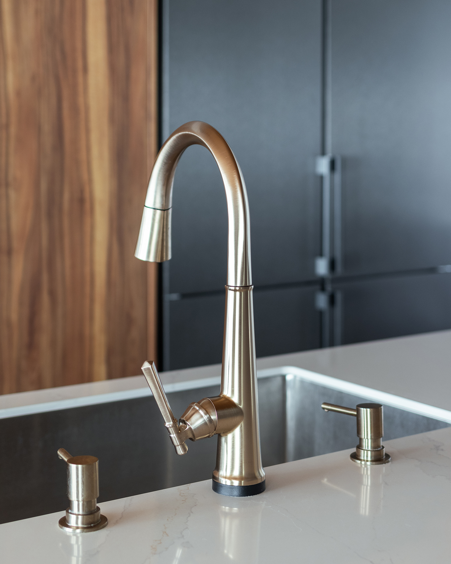 写真:木目の華やかさが際立つ印象的な空間