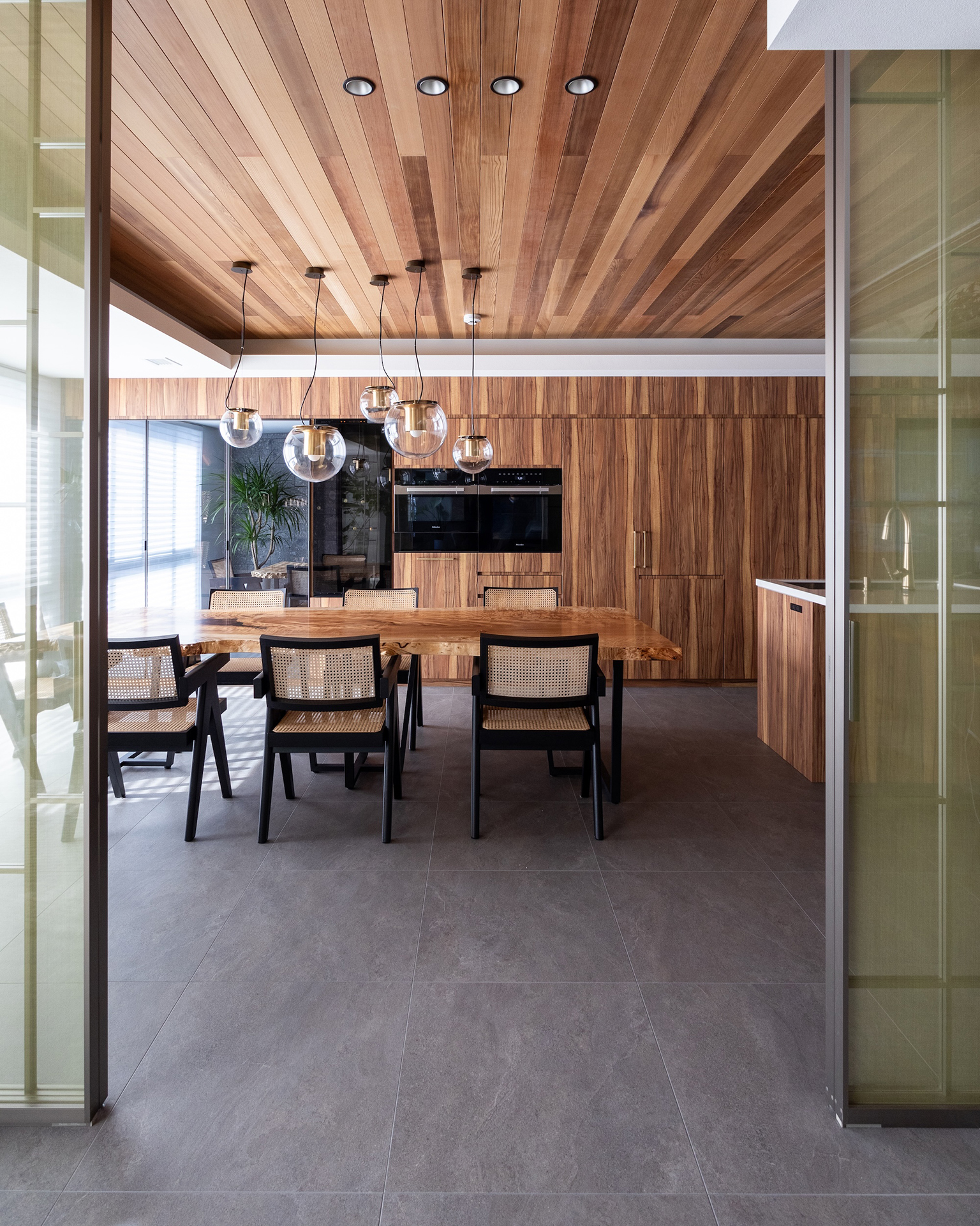 写真:木目の華やかさが際立つ印象的な空間