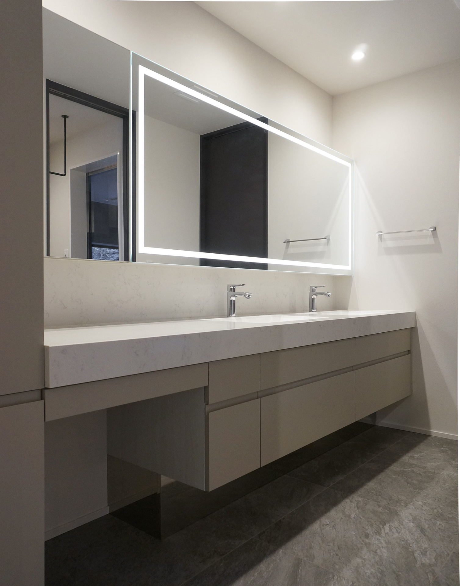 端正な美しさの洗面空間