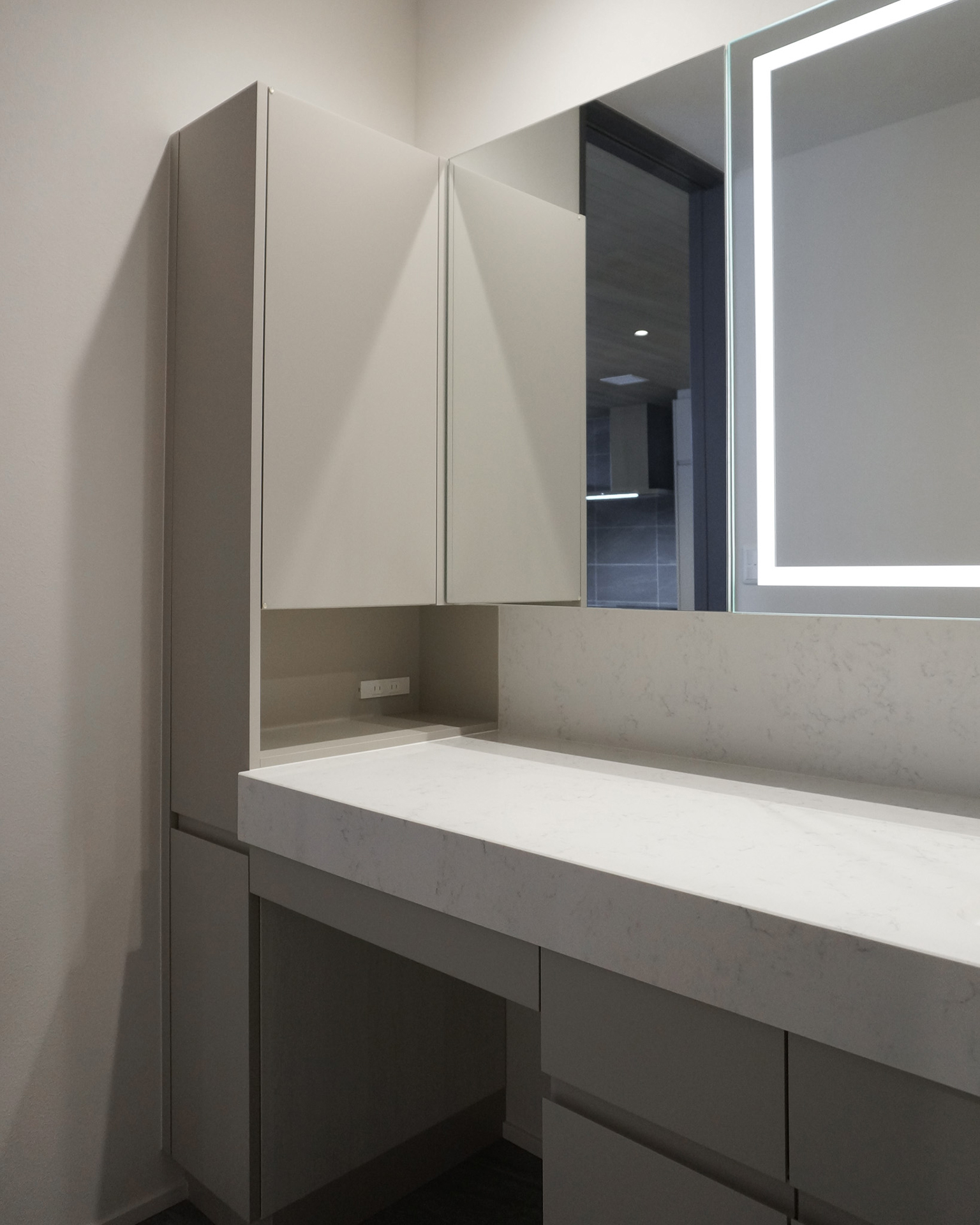 写真：端正な美しさの洗面空間