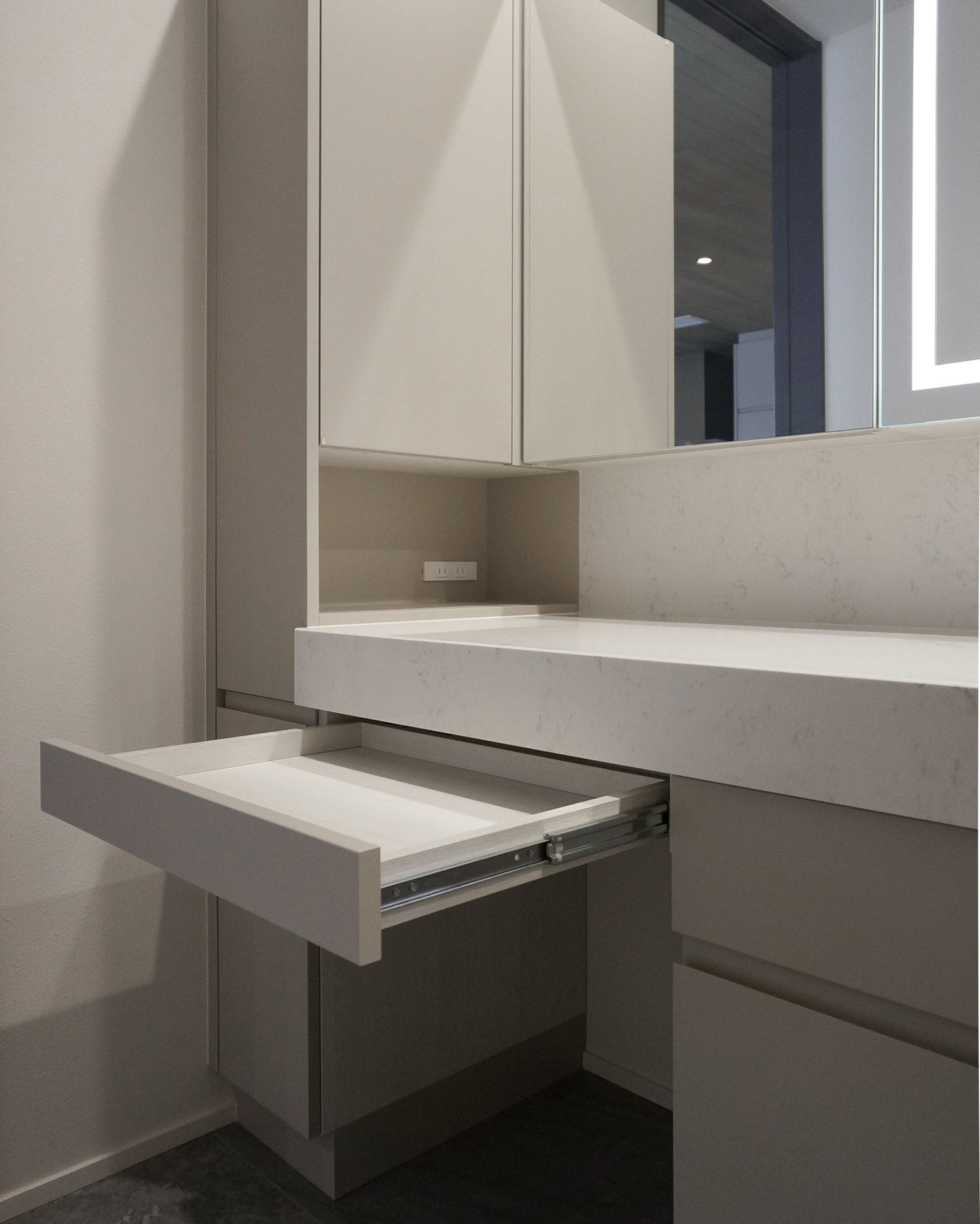 写真：端正な美しさの洗面空間