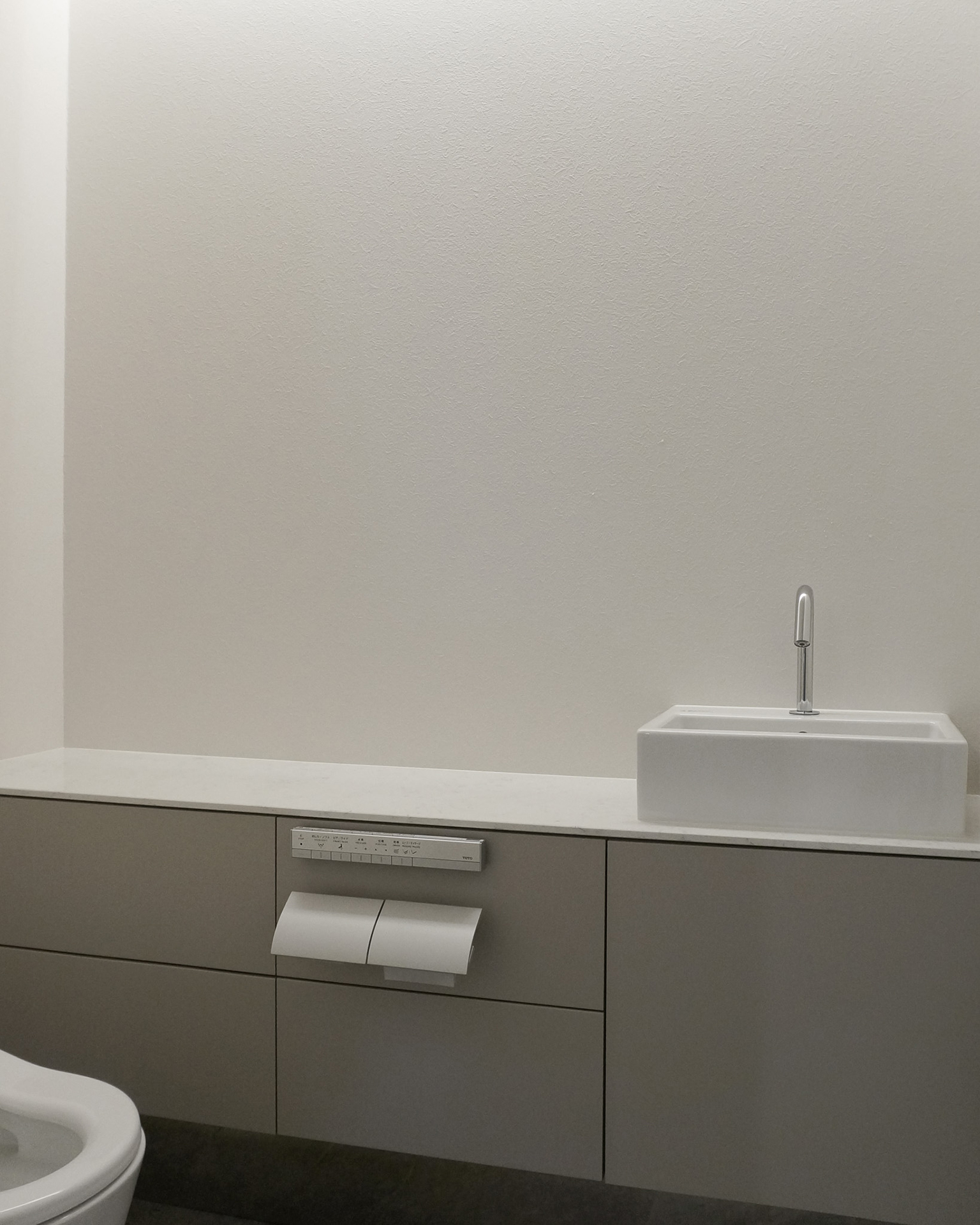 写真：端正な美しさの洗面空間