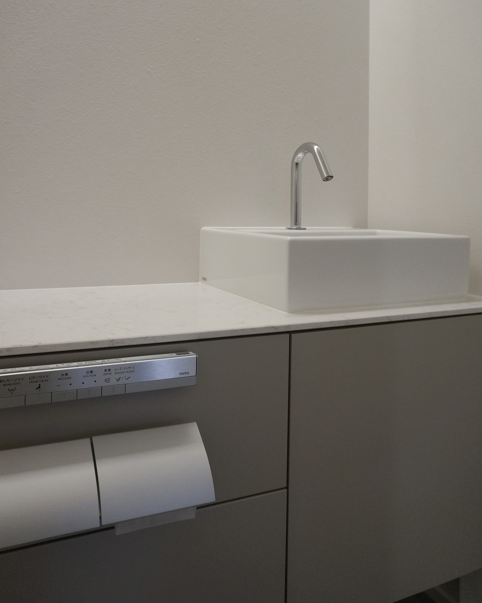 写真：端正な美しさの洗面空間