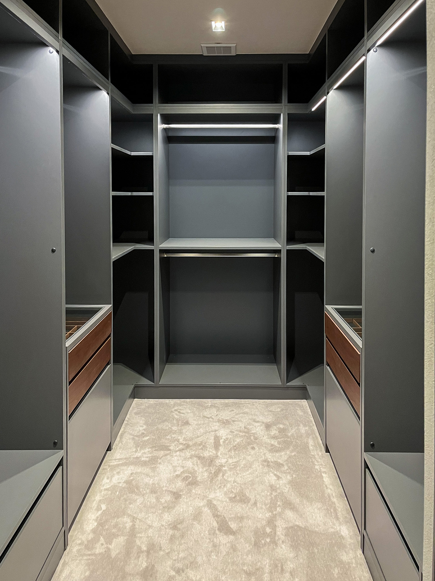 機能的で美しいウォークインクローゼット