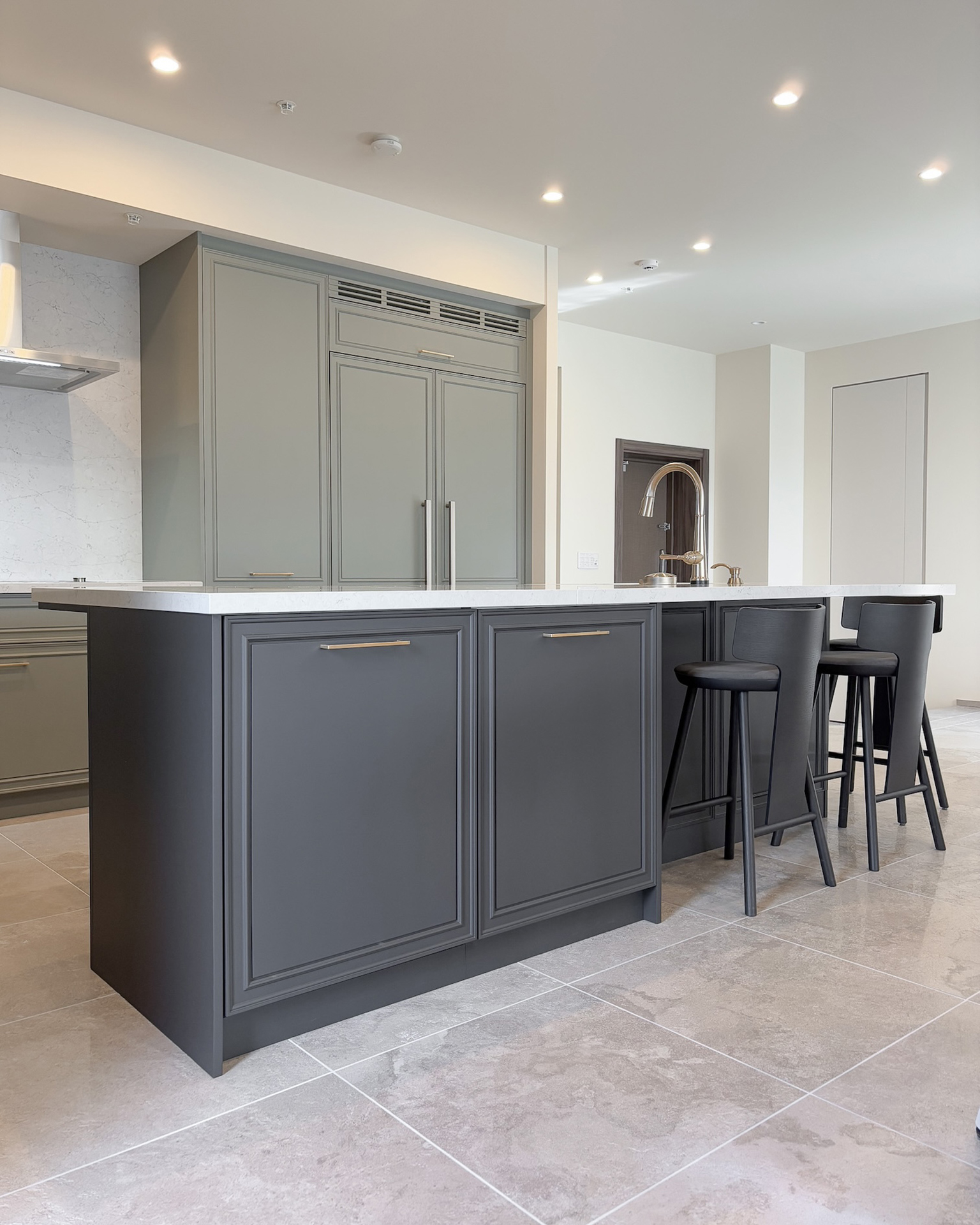 美しいカラーバランスの絵になるキッチン