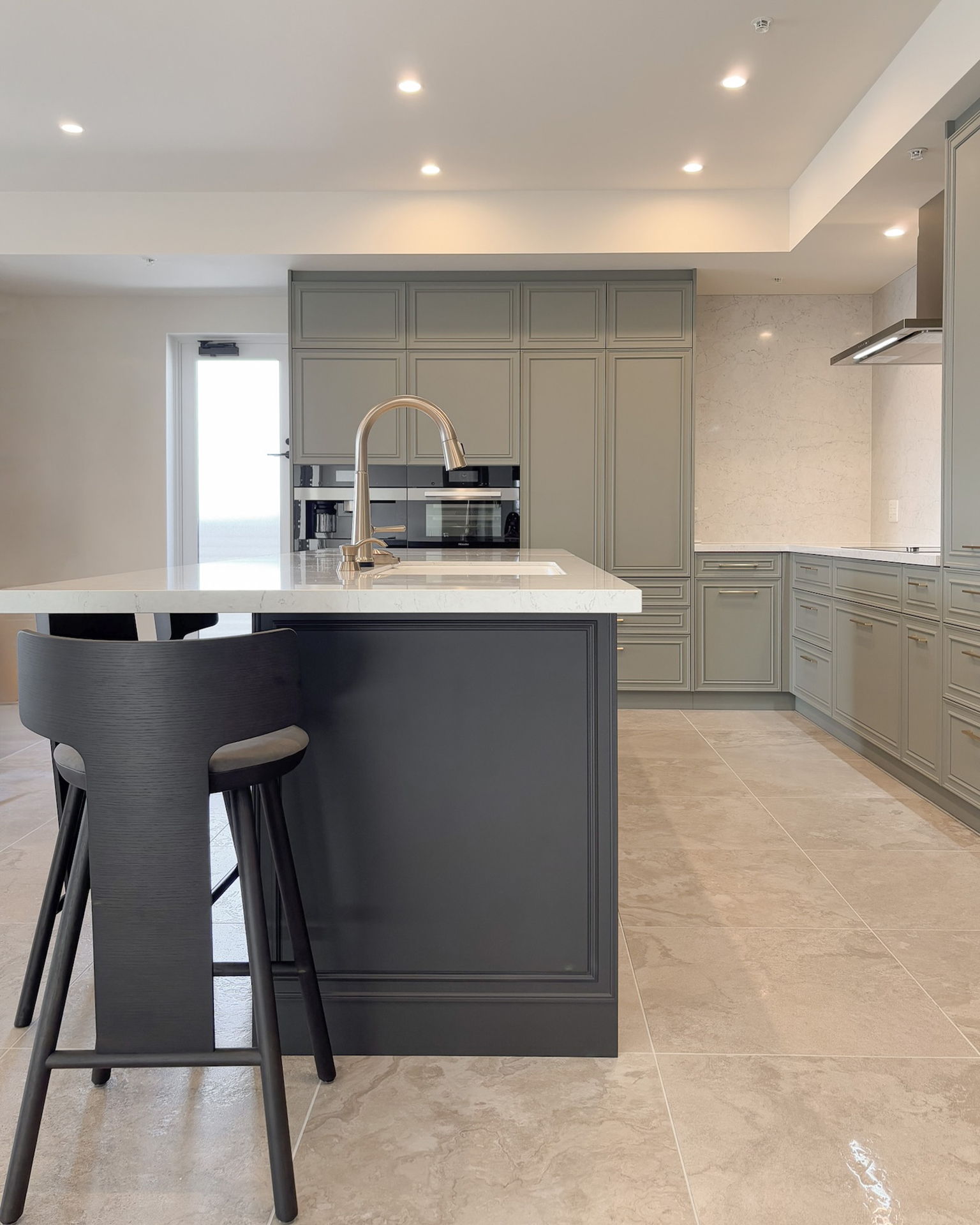 写真:美しいカラーバランスの絵になるキッチン