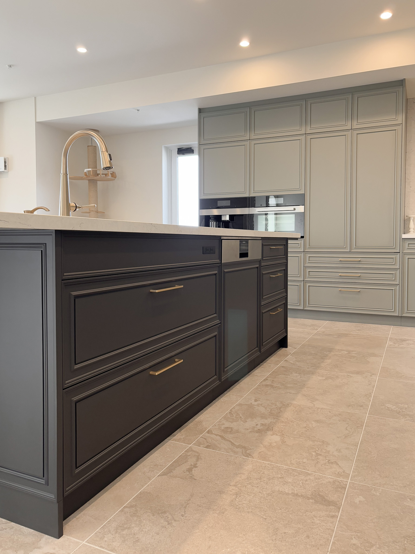 写真:美しいカラーバランスの絵になるキッチン